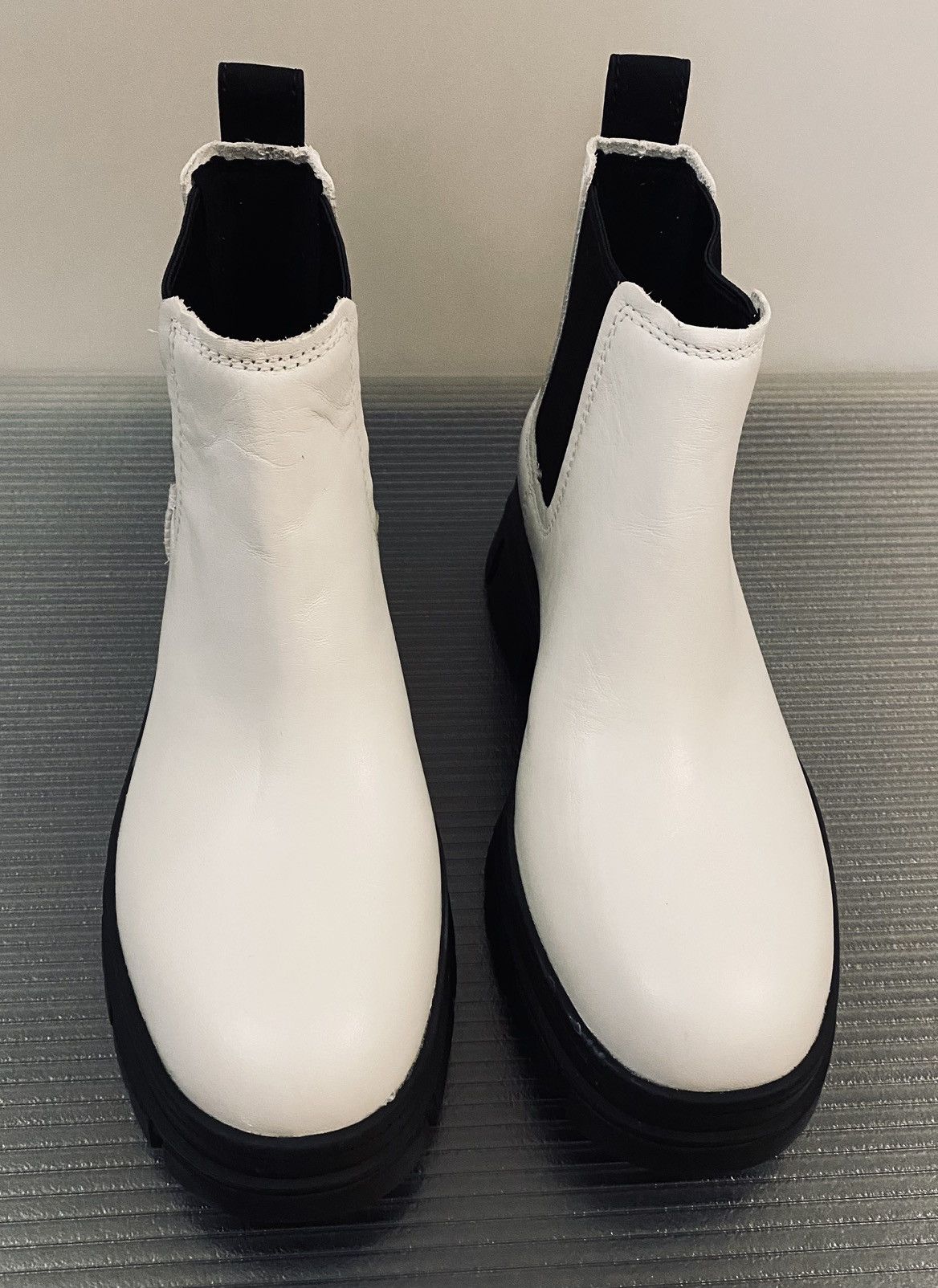 Ugg Ugg Ashton Chelsea white waterproof lug sole boots 9 NWOB Size US 9 / IT 39 - 7 Thumbnail