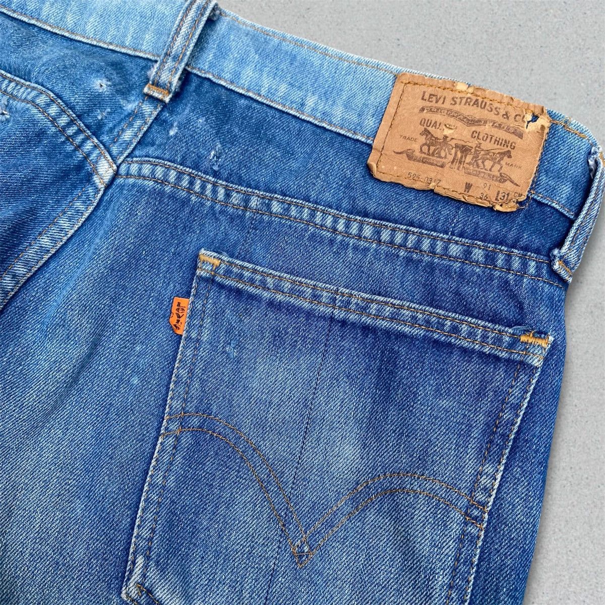 Levi's 1970’s LEVI’S 525 ORANGE TAB WIDELEG BELL BUTTON PANTS Size US 34 / EU 50 - 8 Thumbnail