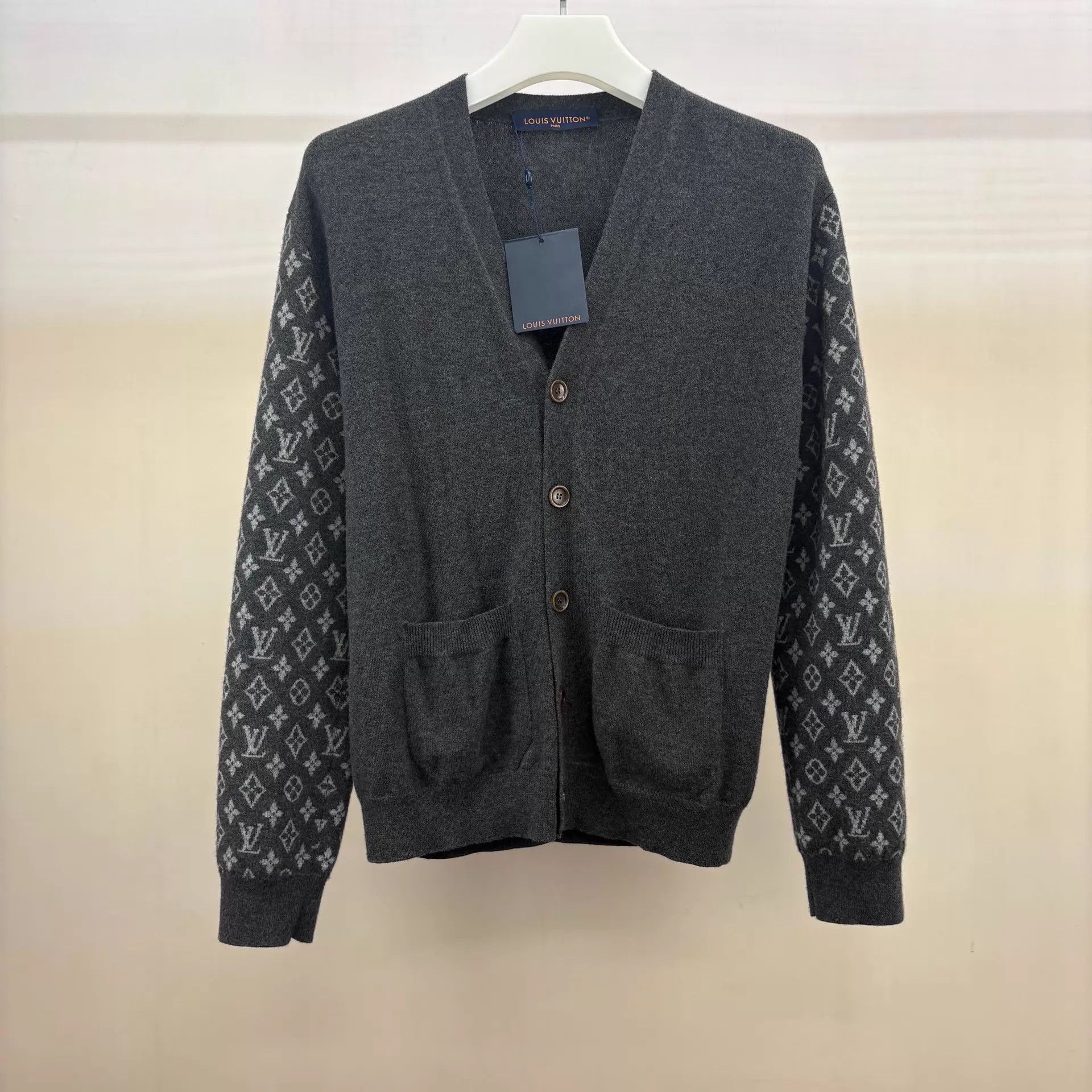 Louis Vuitton Louis Vuitton V-neck gray logo knit cardigan S Size US S / EU 44-46 / 1 - 1 Thumbnail