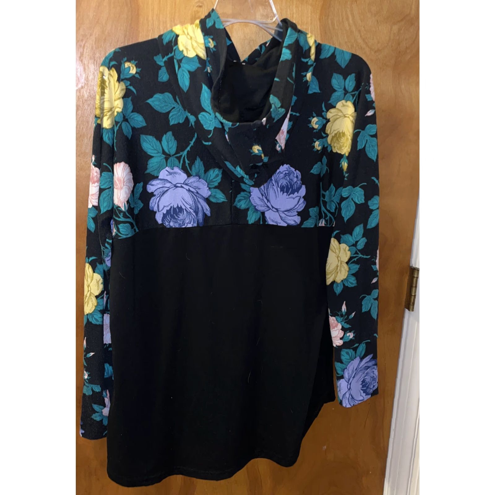 Vintage LuLaRoe Hoodie Large Black Floral Print Pullover Sweatshirt Women Hooded Jersey Polyester Pullover Size L / US 10 / IT 46 - 5 Thumbnail