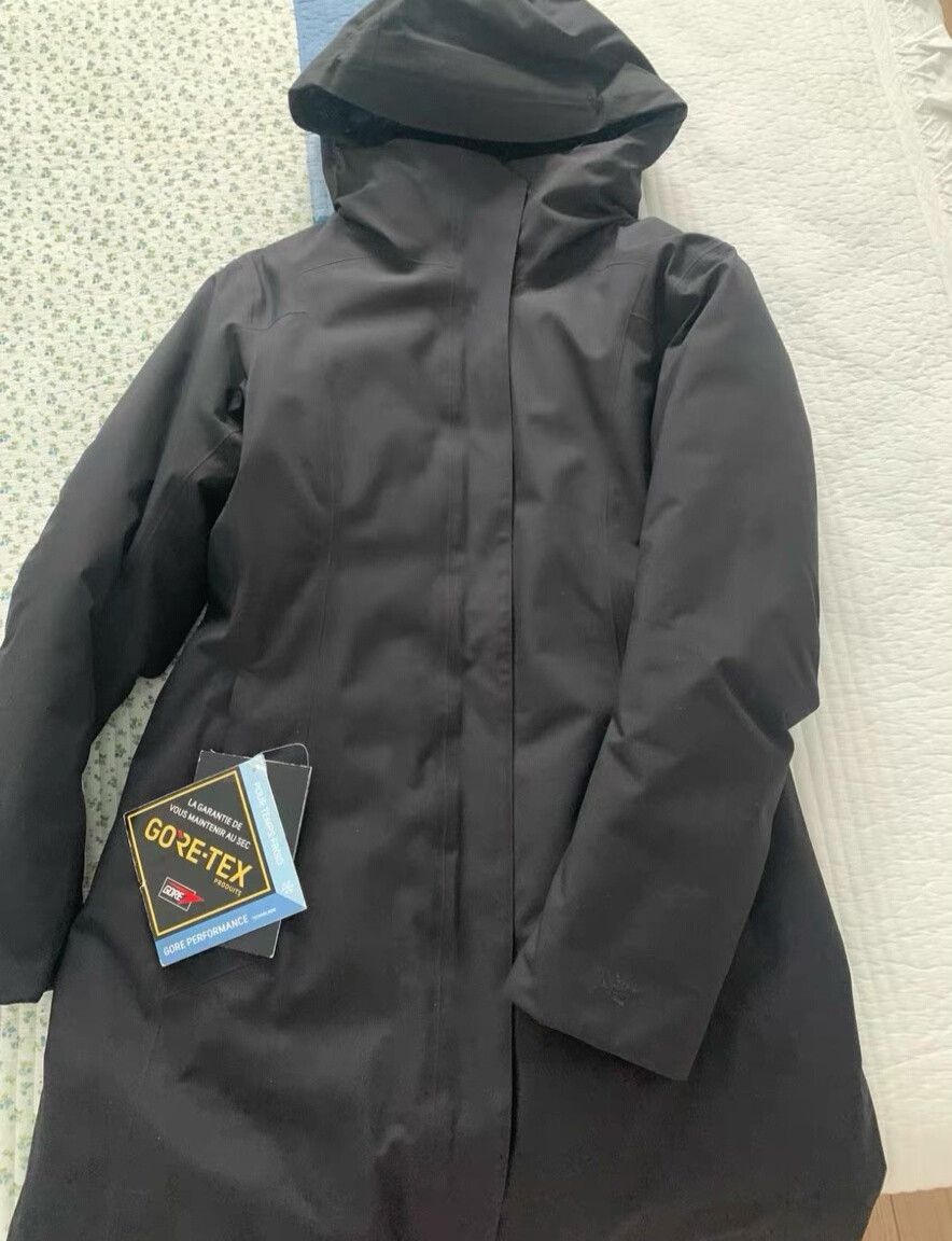 Arc'teryx Women's Down Parka in Black
