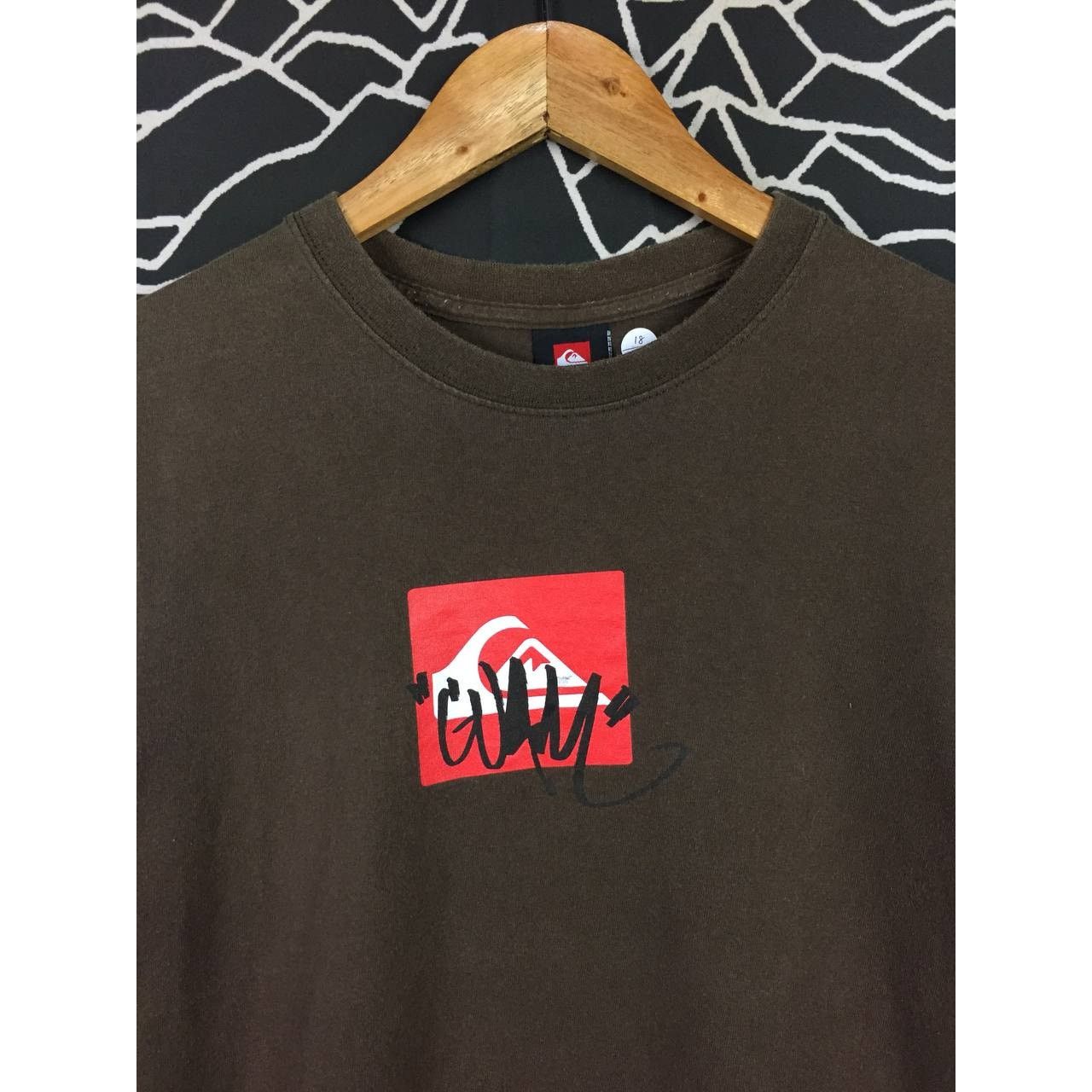 Quiksilver × Vintage Vtg Quiksilver Center Logo Hafa Adai Guam Surf Skate Tee Size US S / EU 44-46 / 1 - 3 Thumbnail