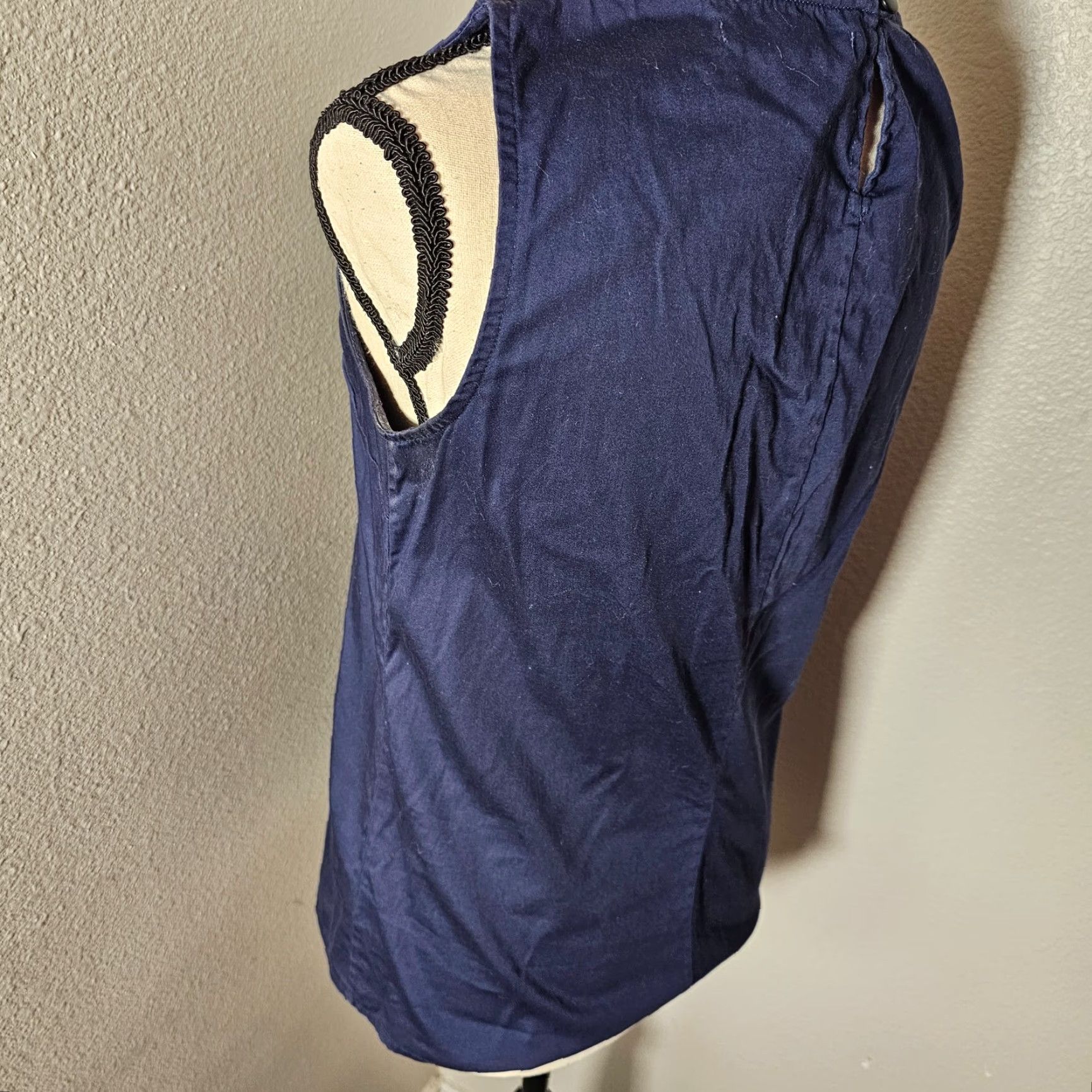 Banana Republic Banana Republic Women's Sleeveless Navy Blue Top Blouse XS Lace Neck Trim Size Size XS / US 0-2 / IT 36-38 - 3 Thumbnail