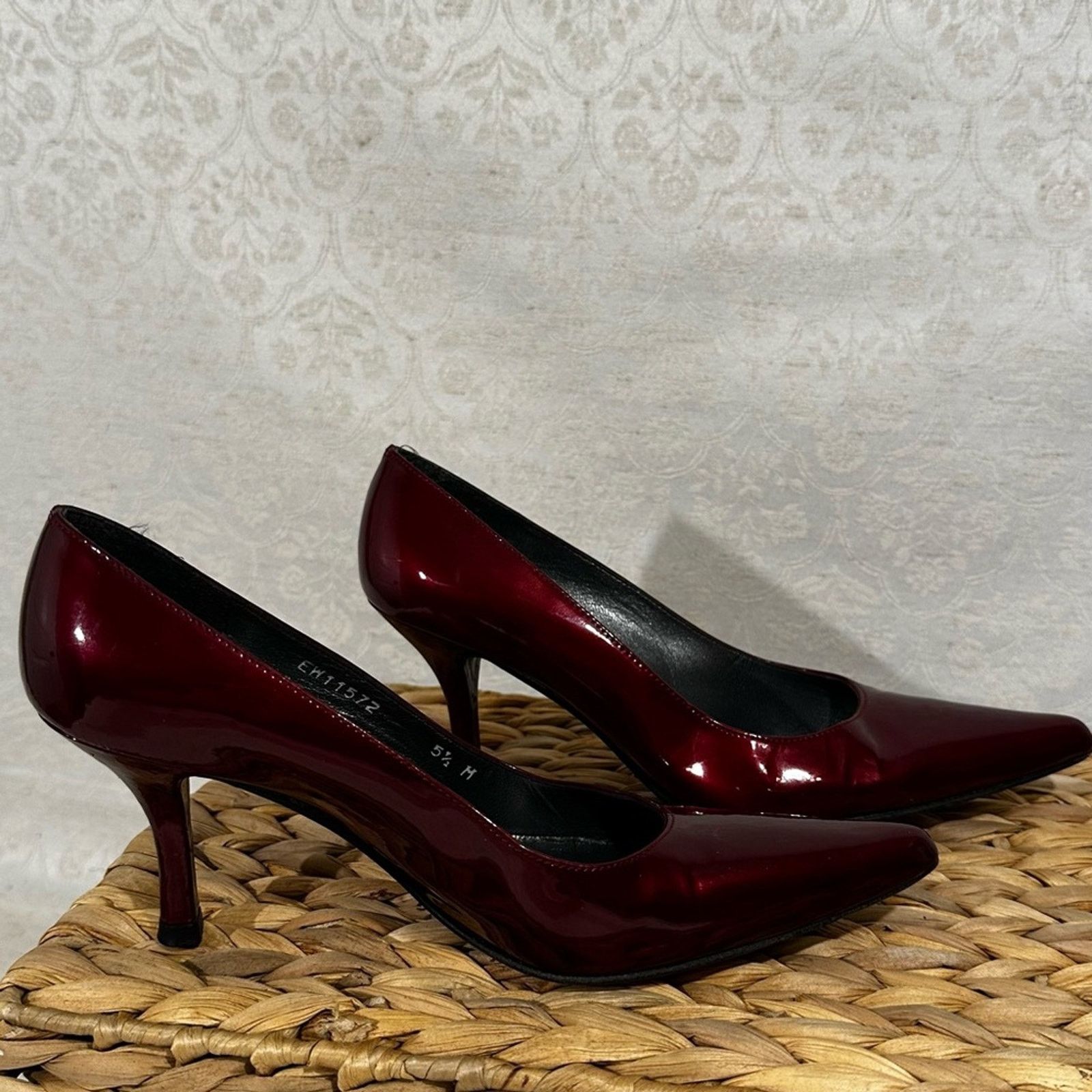 Stuart Weitzman Vintage Stuart Weitzman Burgundy Patent Leather Pointed Toe Size US 5.5 / IT 35.5 - 6 Thumbnail
