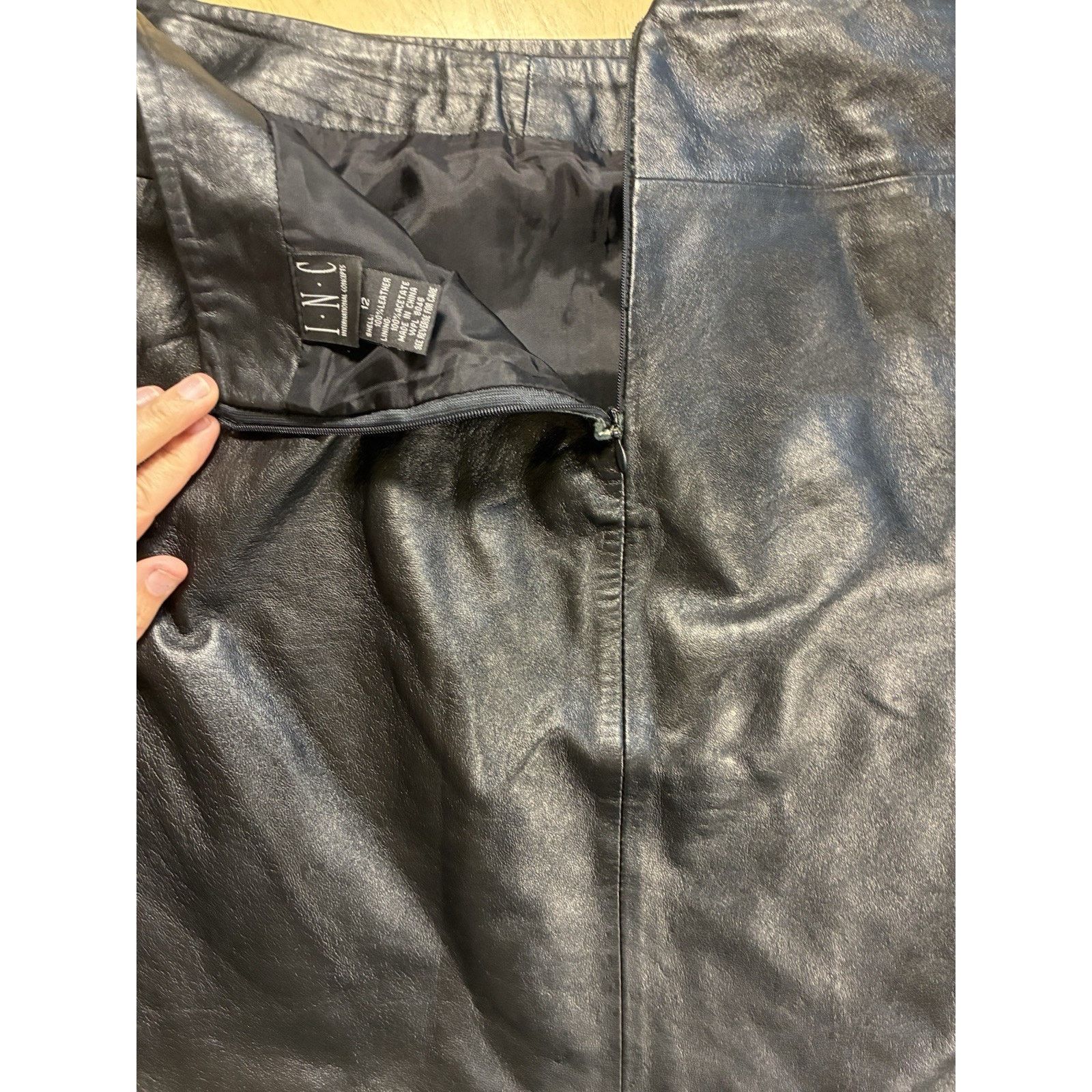 I.N.C VTG Black Leather Mini Skirt Buckle Belt 80s Retro Sexy 12 Size 34" / US 12 / IT 48 - 9 Thumbnail