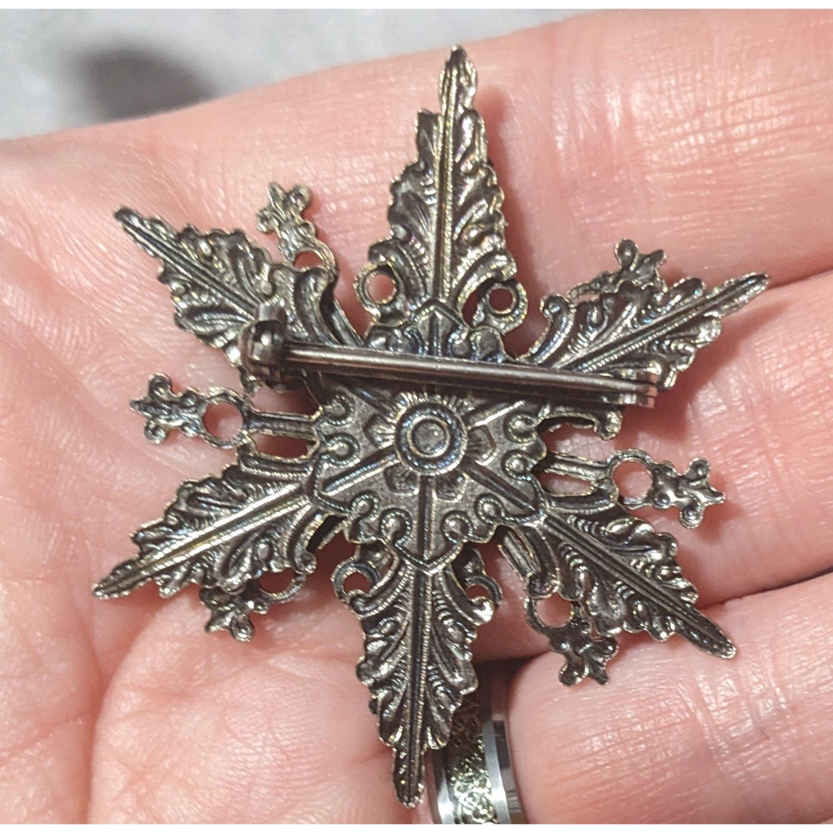 Other Whimsical Snowflake Silver Tone White Enamel Brooch Size ONE SIZE - 6 Thumbnail