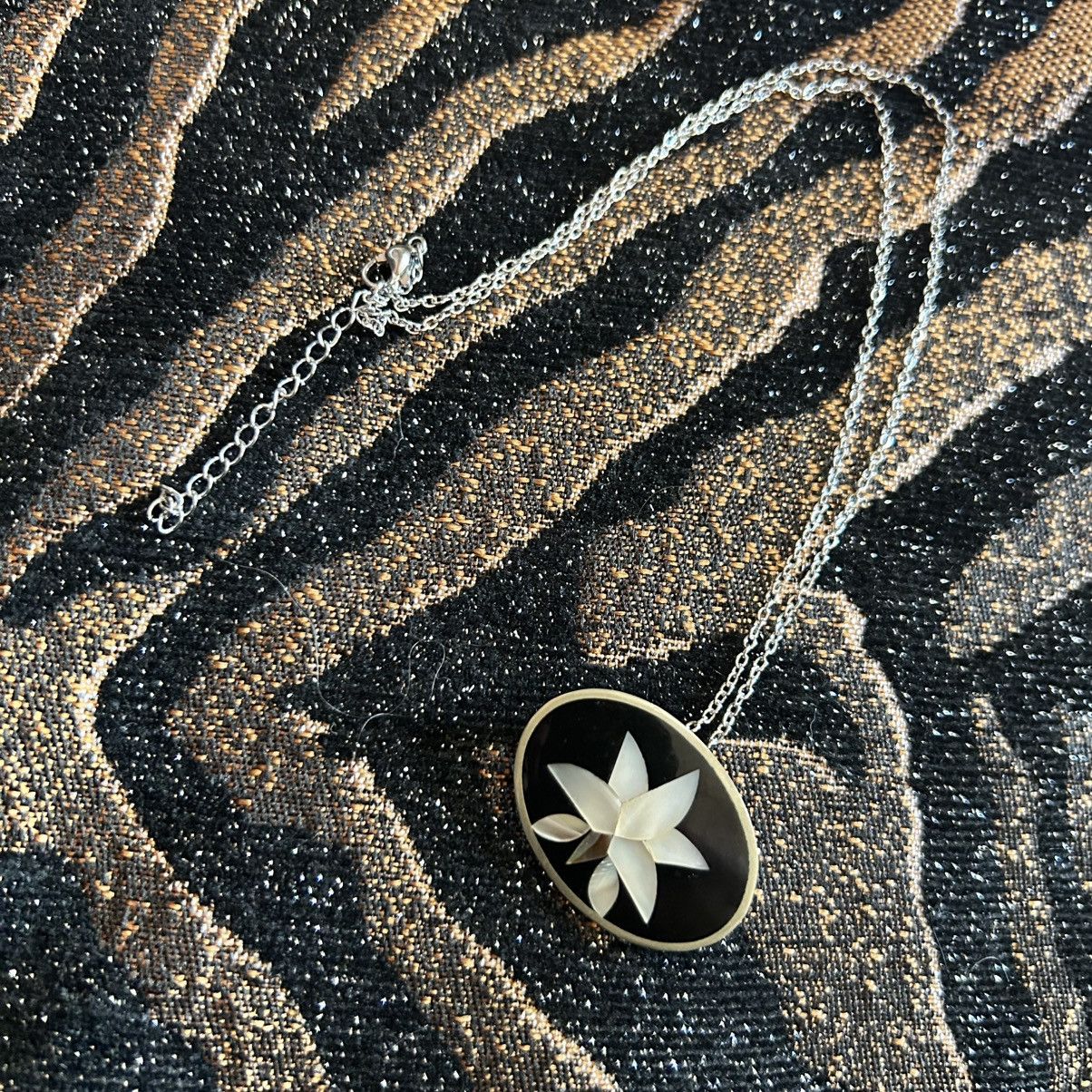 Vintage Vintage 70s Alpaca Mexico shell inlay orchid brooch necklace Size ONE SIZE - 5 Thumbnail