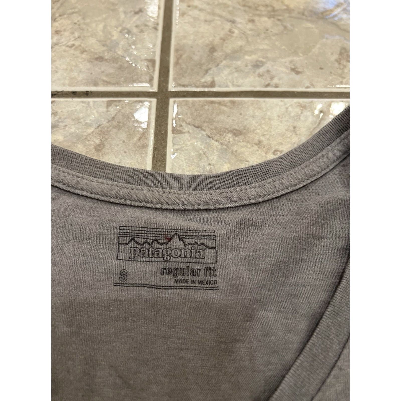 Patagonia Patagonia Women’s Small Shirt Fitz Roy Bison Gray V-Neck T-Shirt Casual Outdoor Cotton Short Sleeve Summer Regular Fit Size S / US 4 / IT 40 - 4 Thumbnail