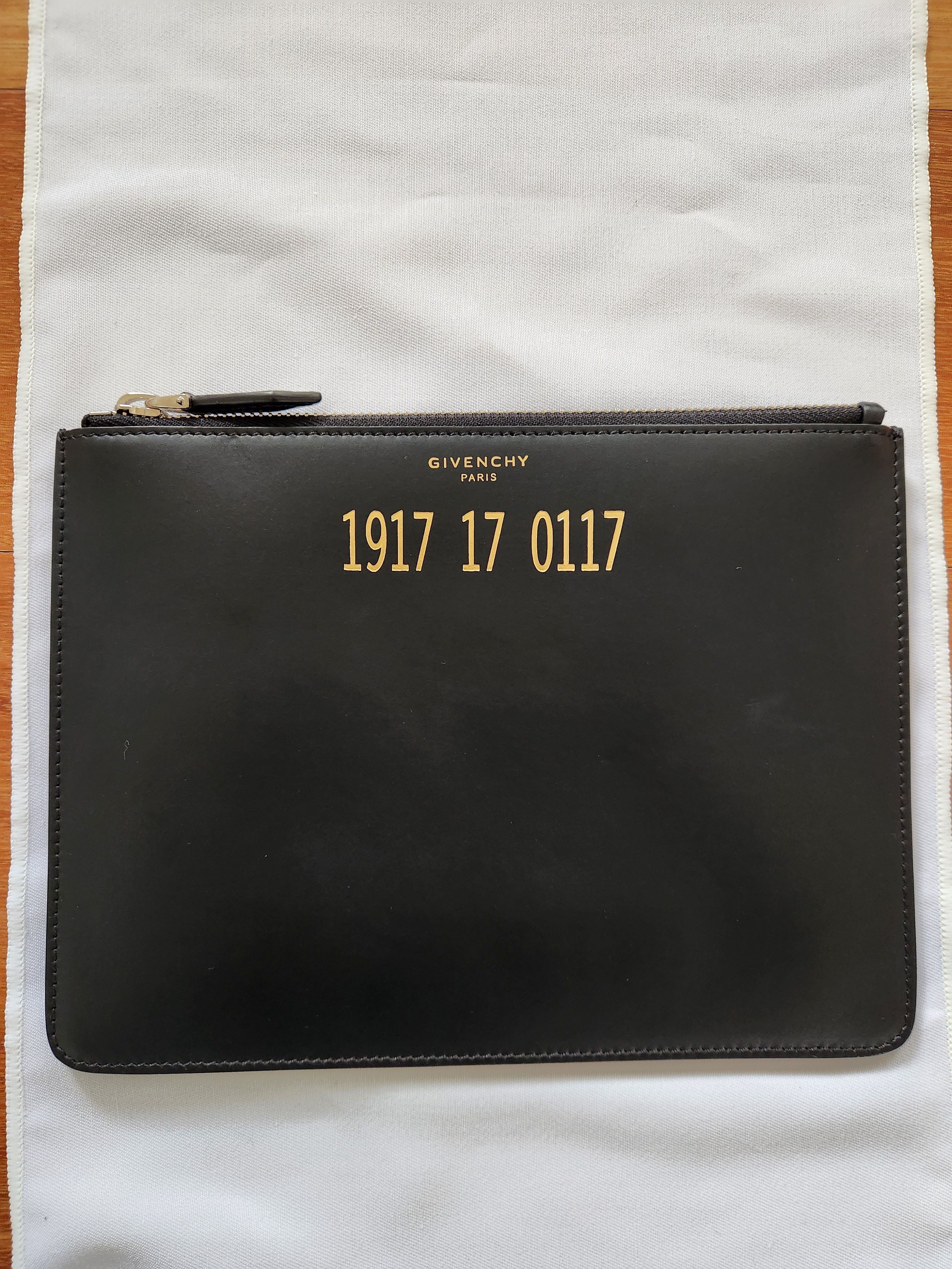 Givenchy Black Givenchy clutch with gold detailing quiet luxury Size ONE SIZE - 1 Thumbnail