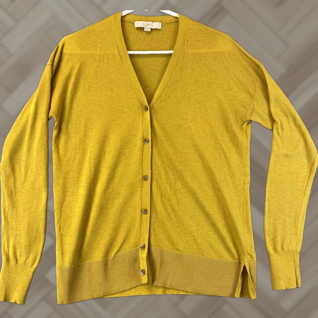 Ann Taylor Ann Taylor Loft Loft Size S Olive Button Down Long Sleeve Women's Light Sweater 72-9 / Velvet?ن Size S / US 4 / IT 40 - 1 Thumbnail