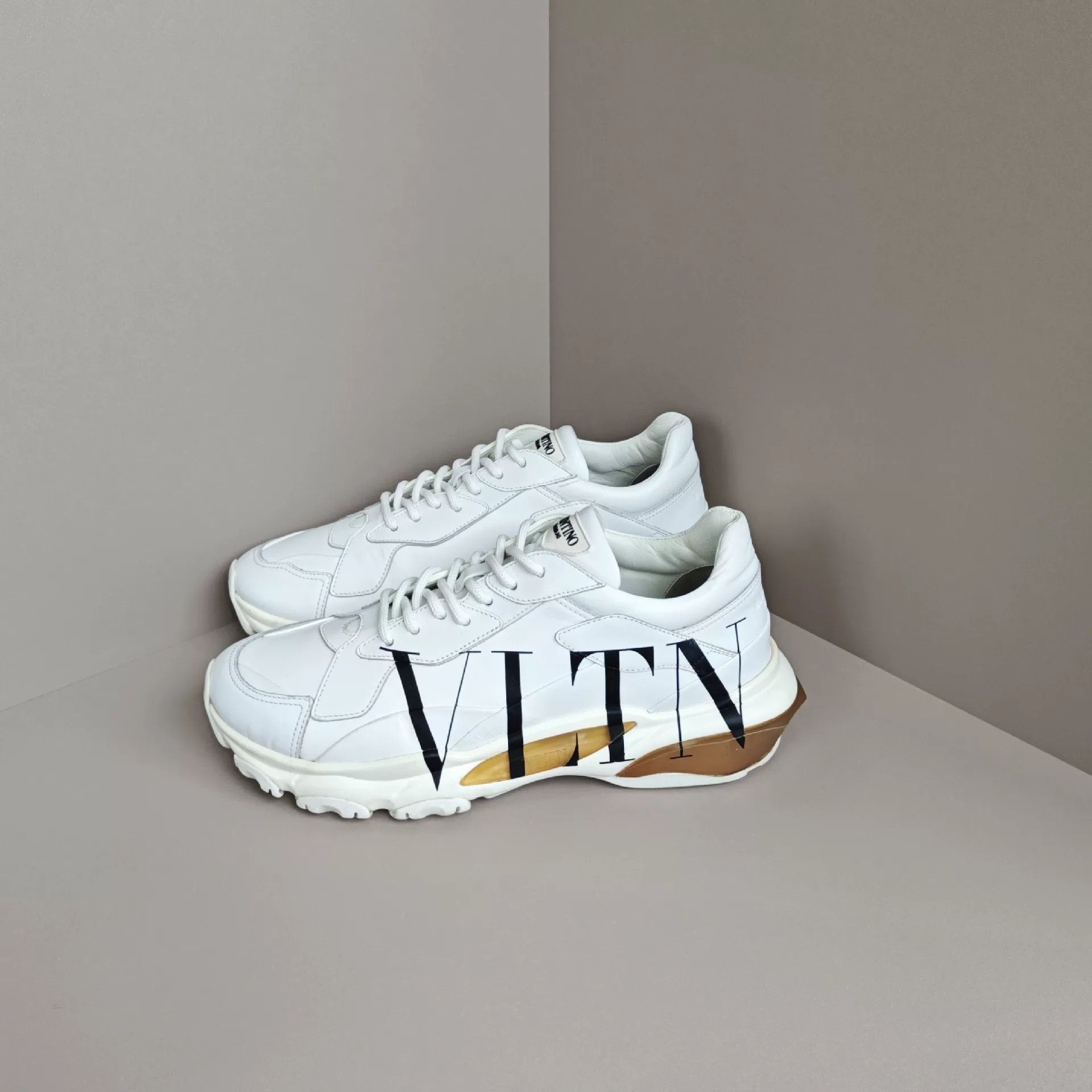 Valentino Valentino Casual Lowtop Sneakers 8 Men Size US 8 / EU 41 - 1 Thumbnail