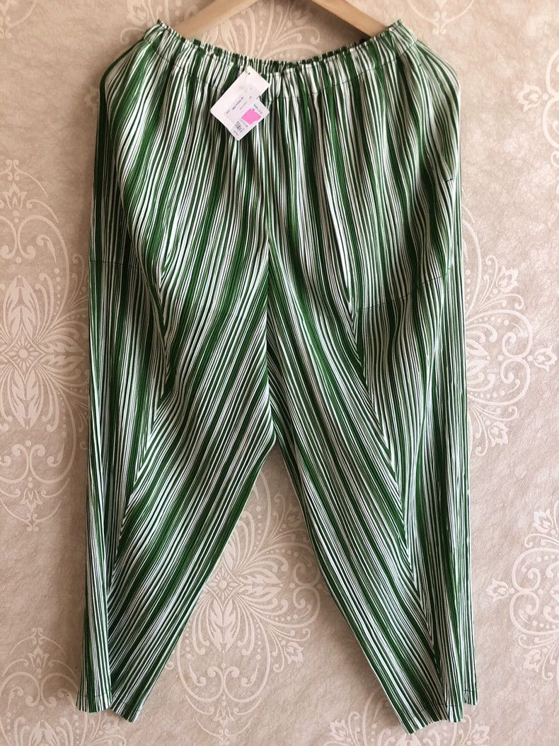 Issey Miyake Issey Miyake size:2 Green vertical striped pleated radish Size 22" - 1 Thumbnail