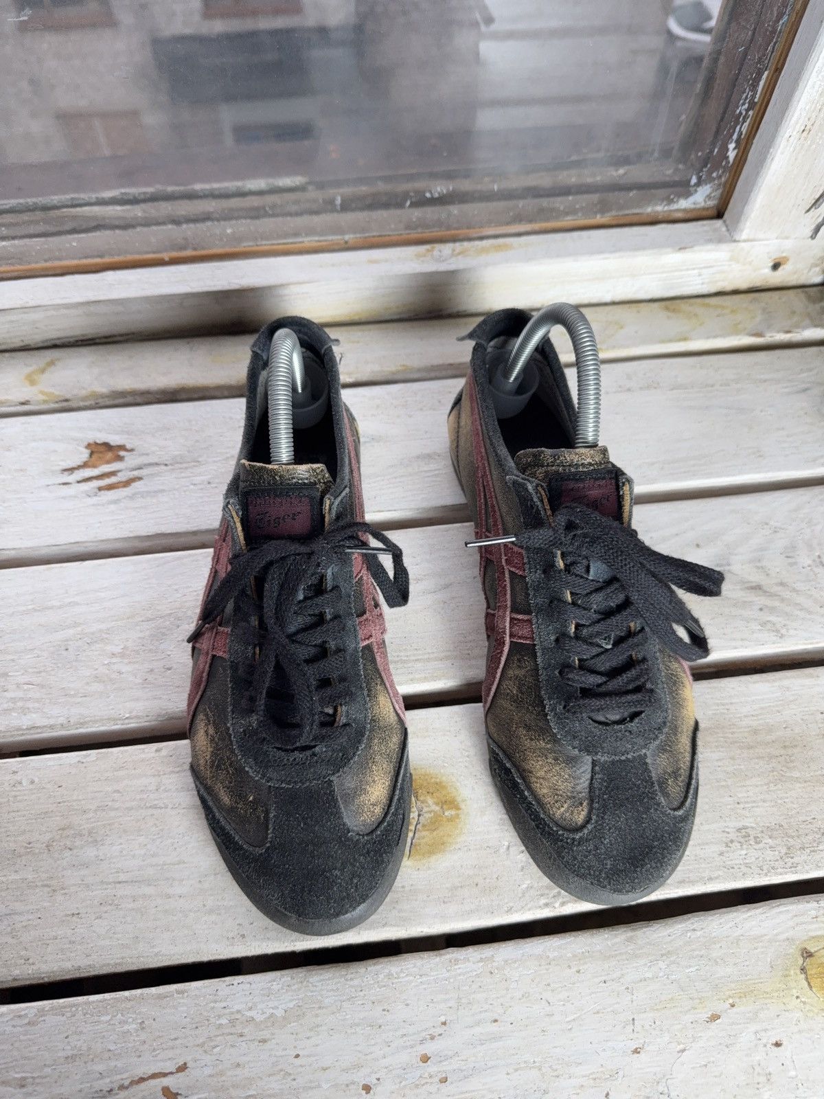 Onitsuka Tiger Onitsuka Tiger Distressed Low-Top Sneakers Black Red US 8 Size US 8 / EU 41 - 15 Thumbnail