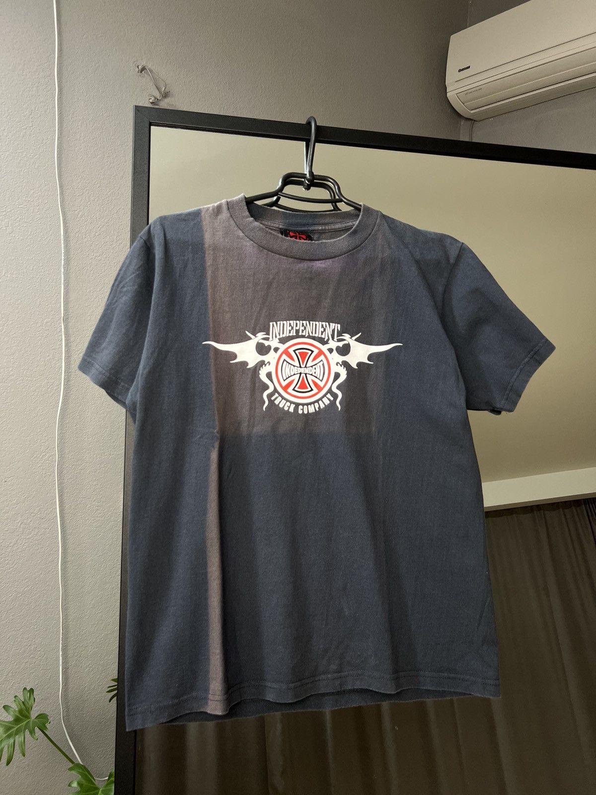 Independent Truck Co. × Vintage 😨Vintage Y2K Independent faded t-shirt crash distressed USA Size US M / EU 48-50 / 2 - 2 Thumbnail