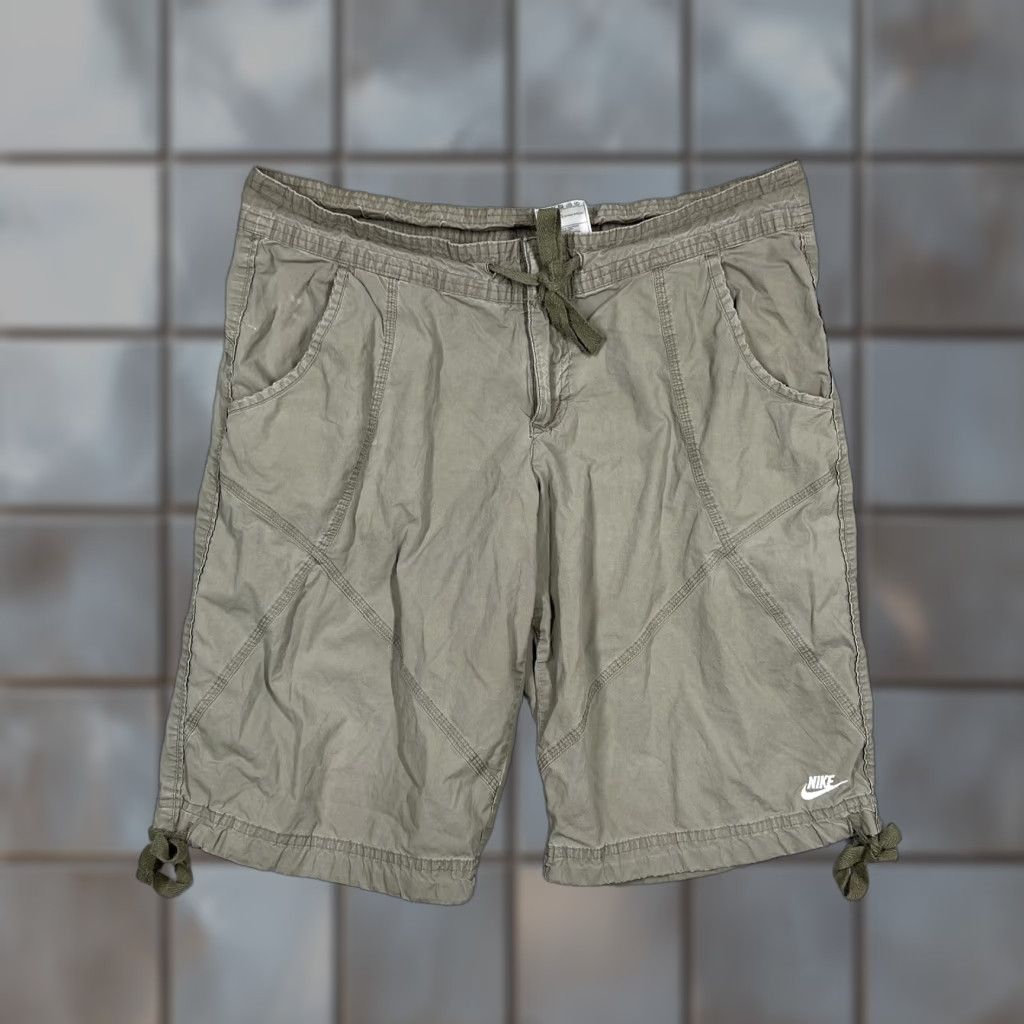 Nike Nike Women's Shorts M Green Outdoor Shorts Pull Drawstring 8-10 Light Gray Outdoor Activewear Womens Size 32" / US 10 / IT 46 - 1 Thumbnail