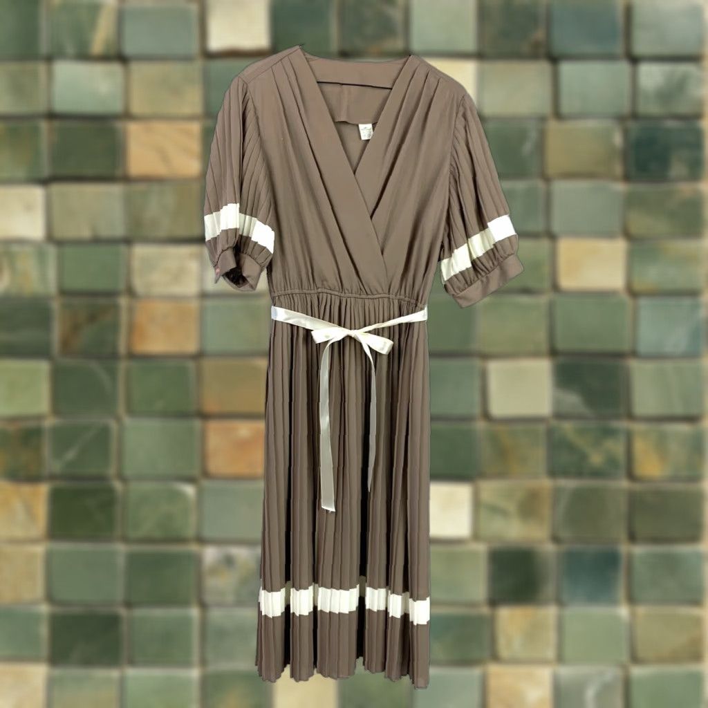Vintage Vintage Brown Polyester Pleated Twirl Secretary Dress Size 16.5 16 1970s Feminine Casual Mens Womens Size XXL / US 16-18 / IT 52-54 - 1 Thumbnail