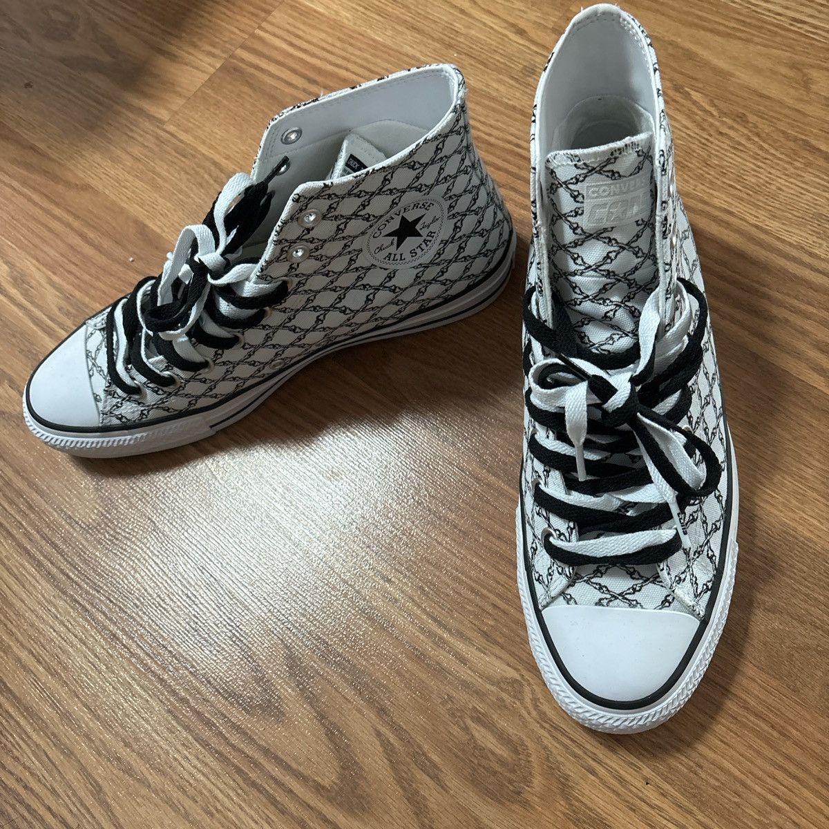 Converse High top chuck Taylor Size US 9.5 / EU 42-43 - 2 Thumbnail