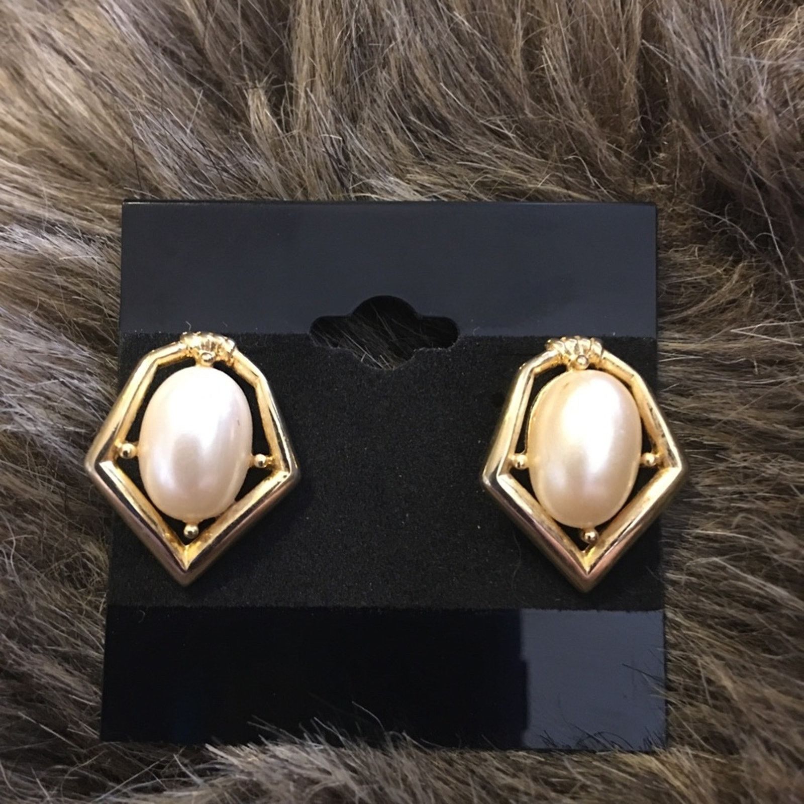 Vintage Vintage faux pearl gold tone pierced earrings Size ONE SIZE - 2 Thumbnail