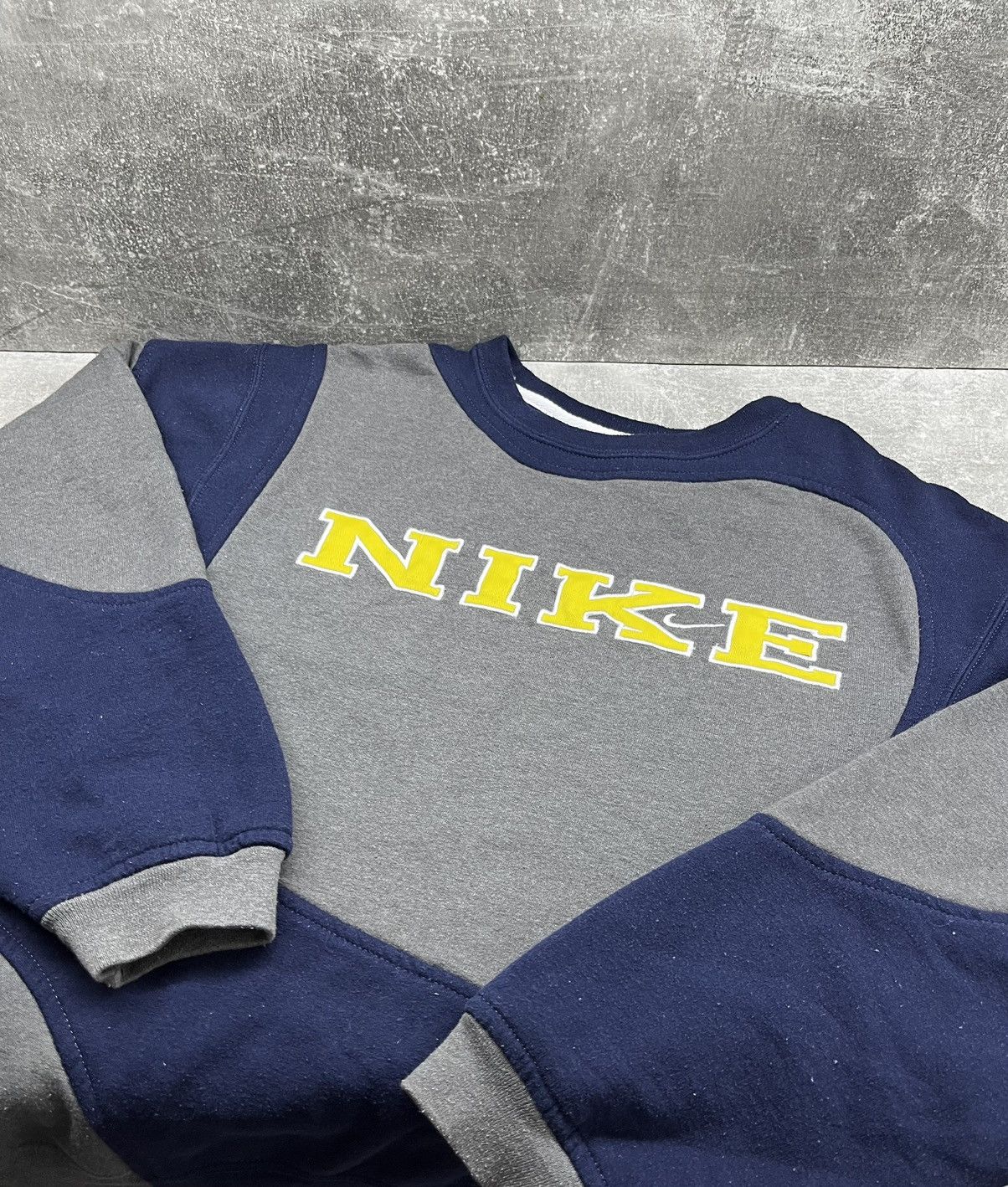 Nike × Vintage Nike center logo 90s vintage sweatshirt size L Size US L / EU 52-54 / 3 - 1 Thumbnail