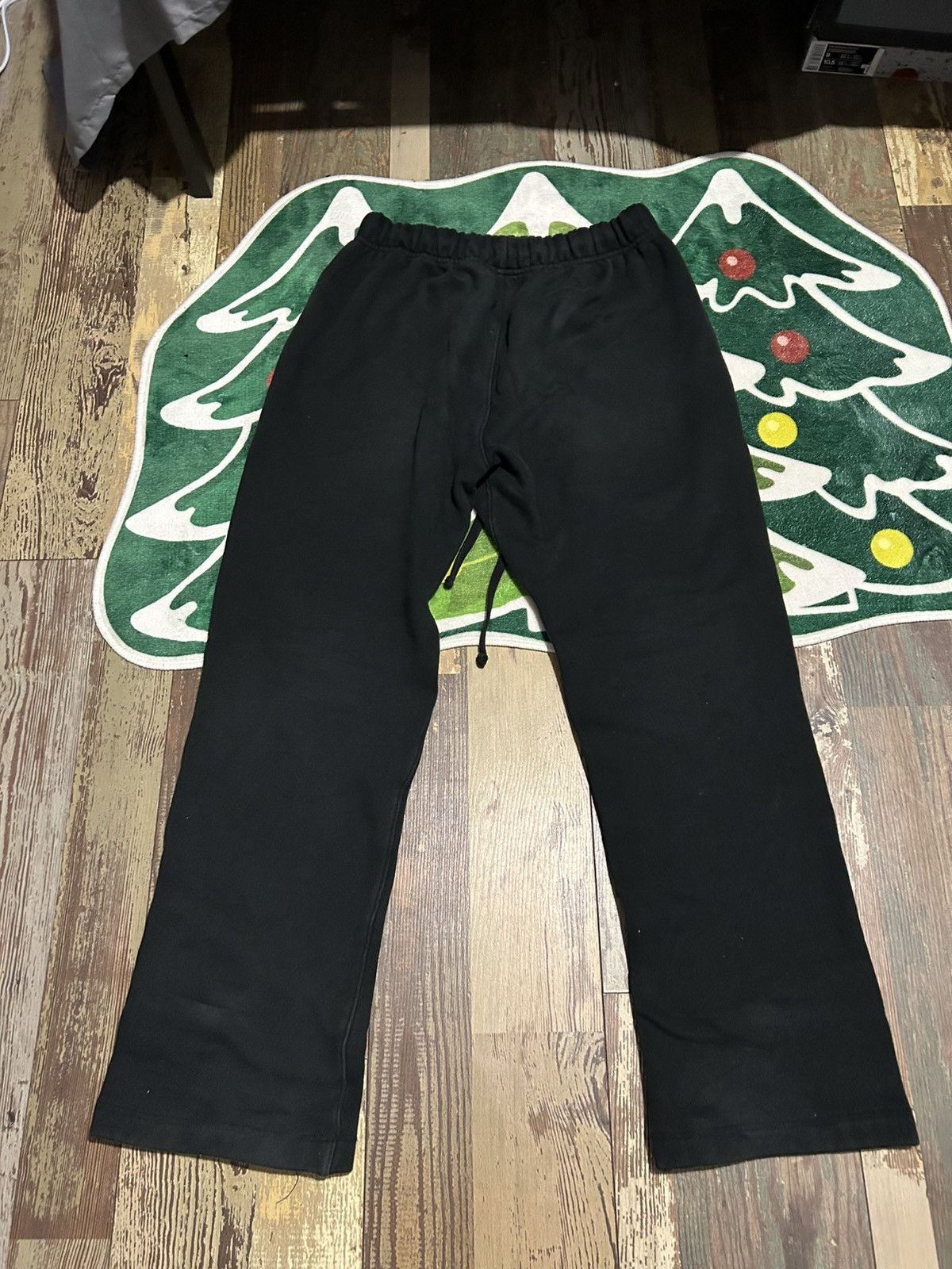 Essentials Black essentials sweats UNCUFFED Size US 30 / EU 46 - 2 Thumbnail