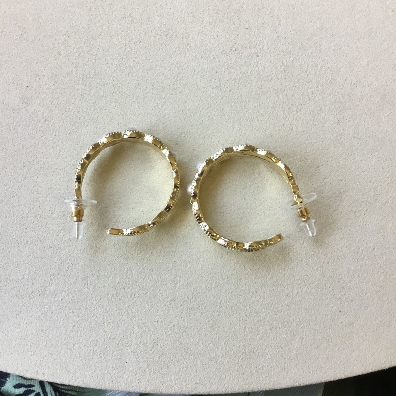 Other Elegant Gold Pearl Scalloped Hoop Earrings Size ONE SIZE - 9 Thumbnail