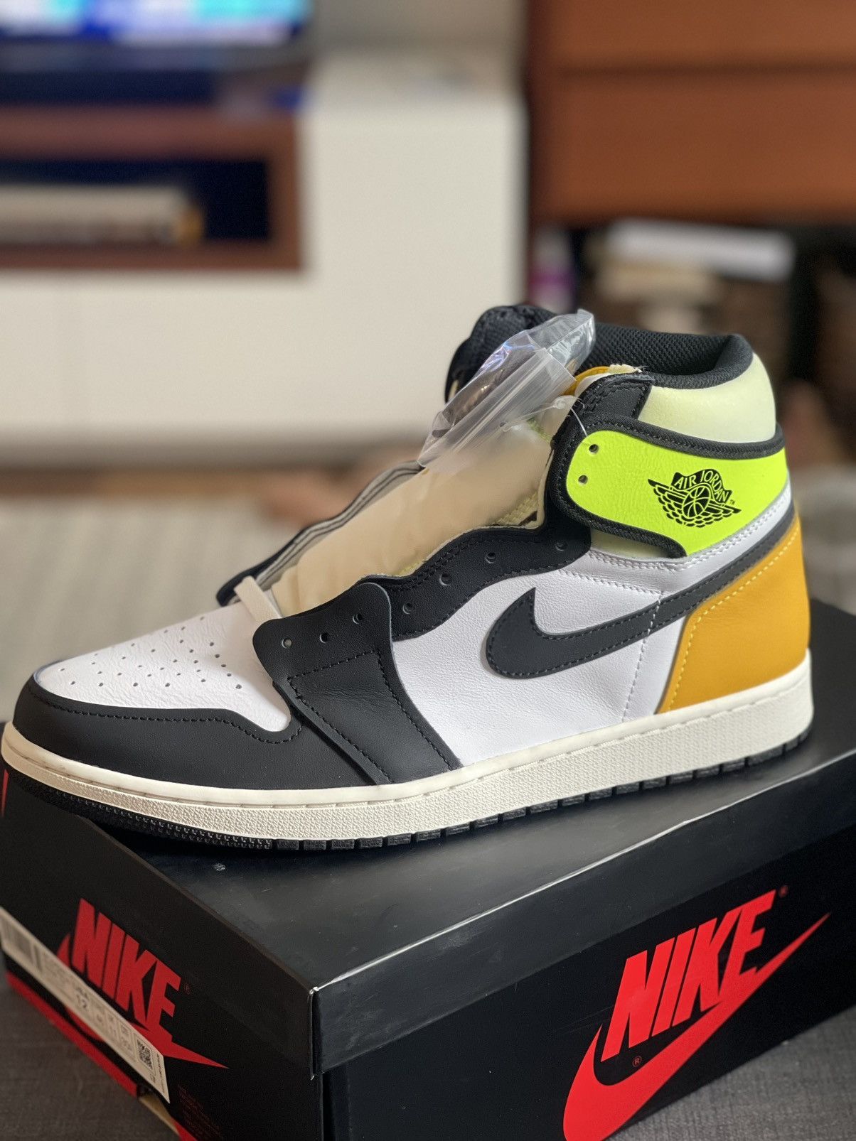Jordan Brand Jordan 1 Retro High OG Volt Size US 12 / EU 45 - 1 Thumbnail