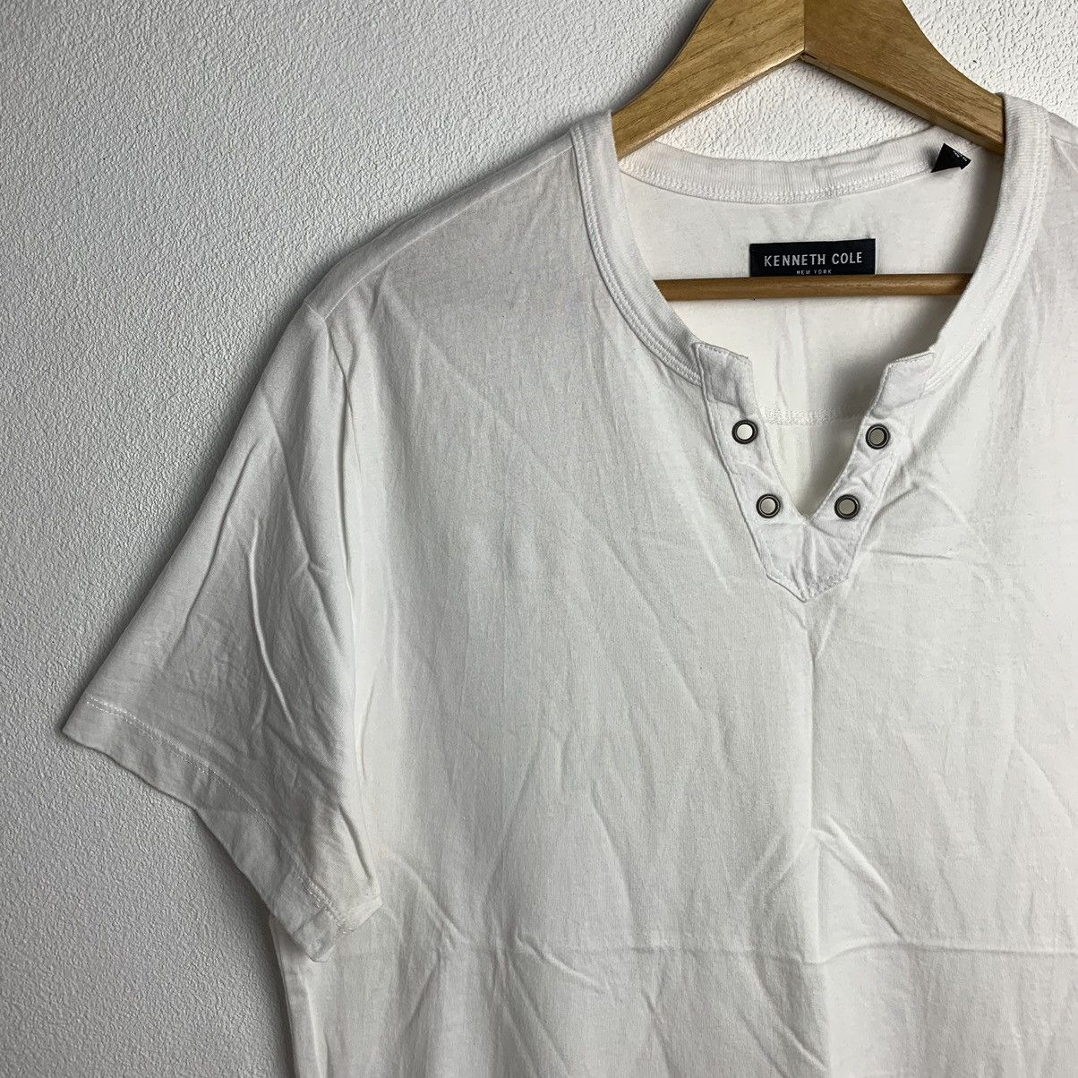 Designer × Kenneth Cole Kenneth Cole T-Shirt White V-Neck Size US L / EU 52-54 / 3 - 3 Thumbnail