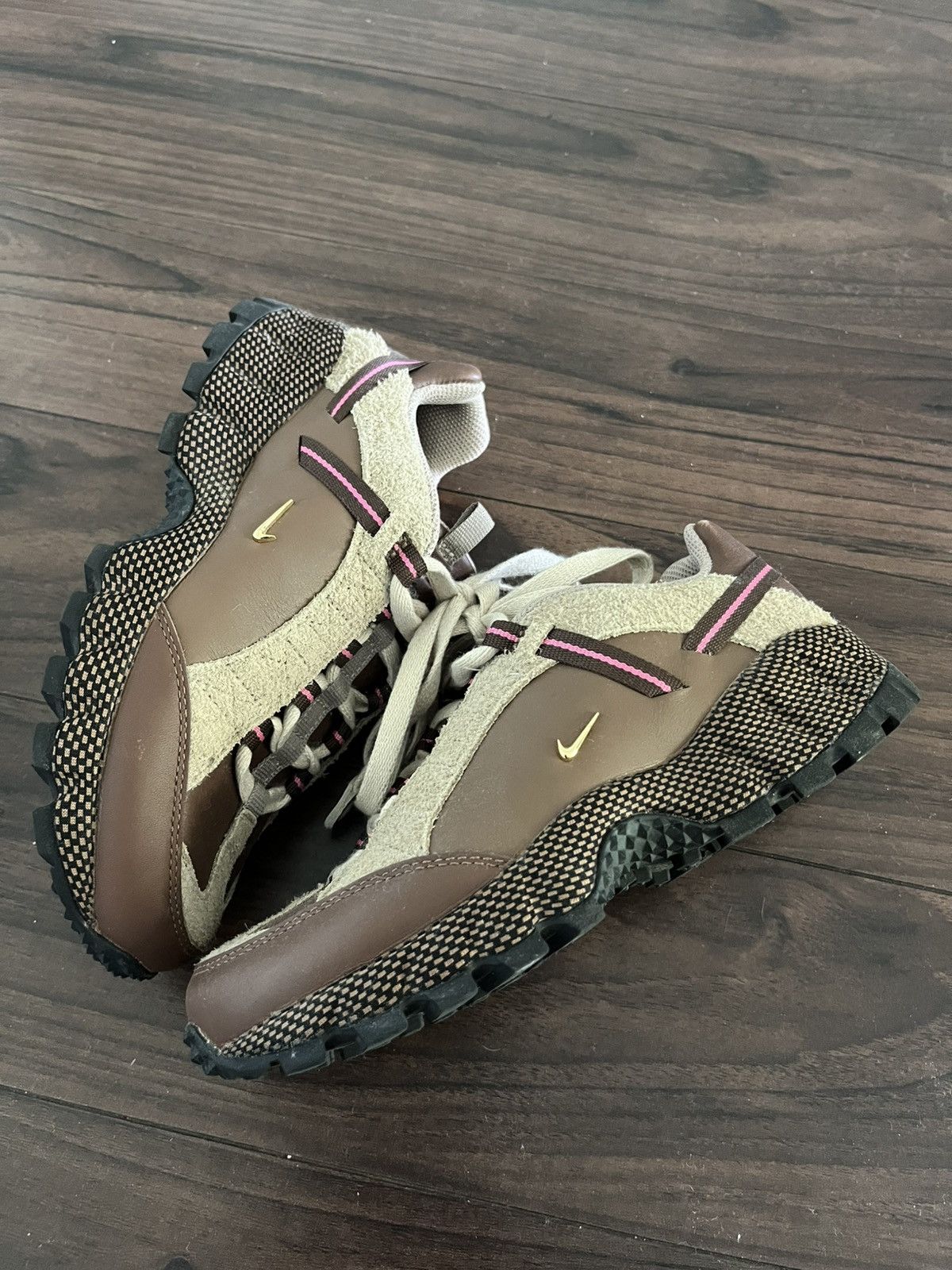 Jacquemus × Nike Nike Air Humara LX Jacquemus Ale Brown Gold (Women's) Size US 5 / IT 35 - 1 Thumbnail