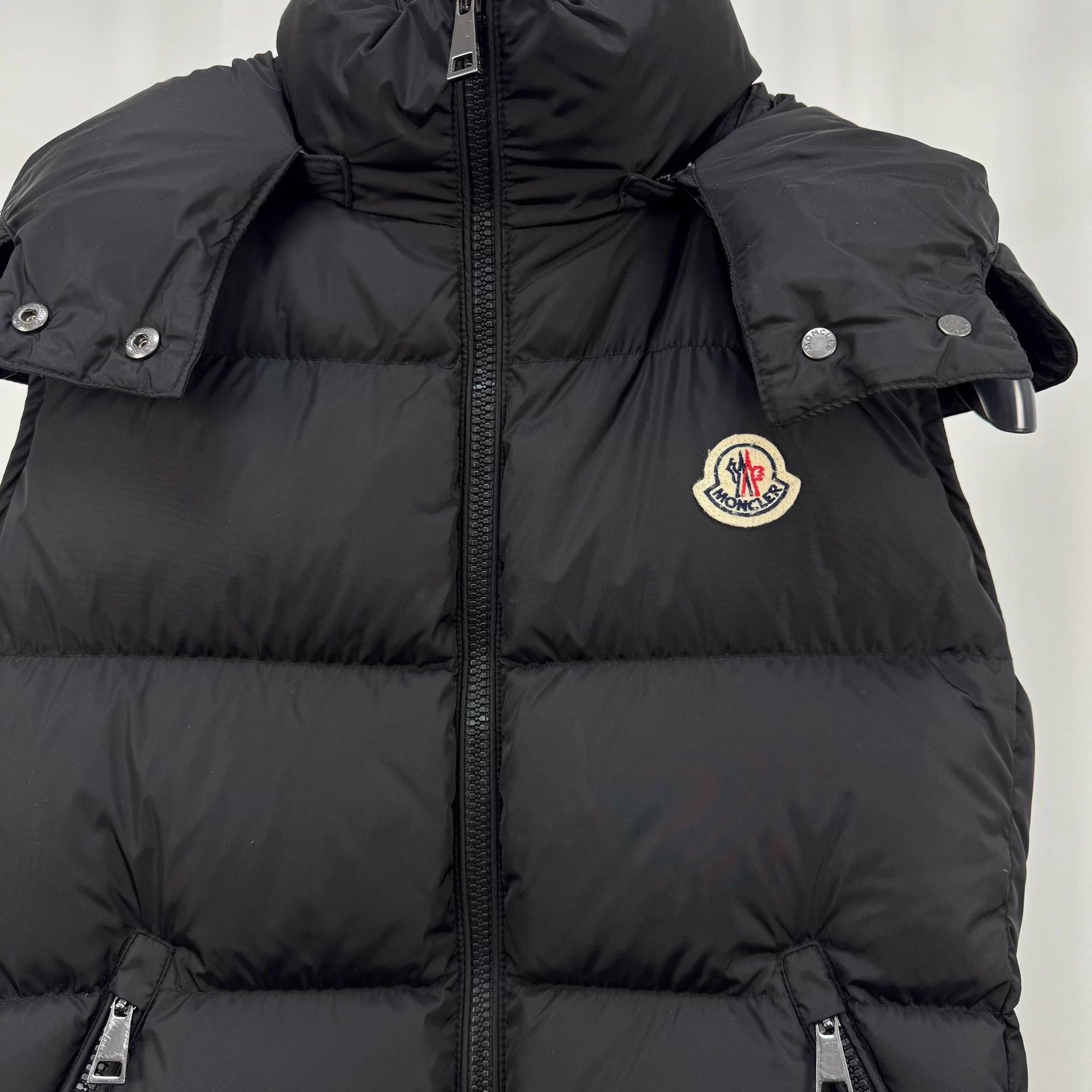 Moncler Moncler black embroidered logo down vest size 2 99 new Size M / US 6-8 / IT 42-44 - 3 Thumbnail