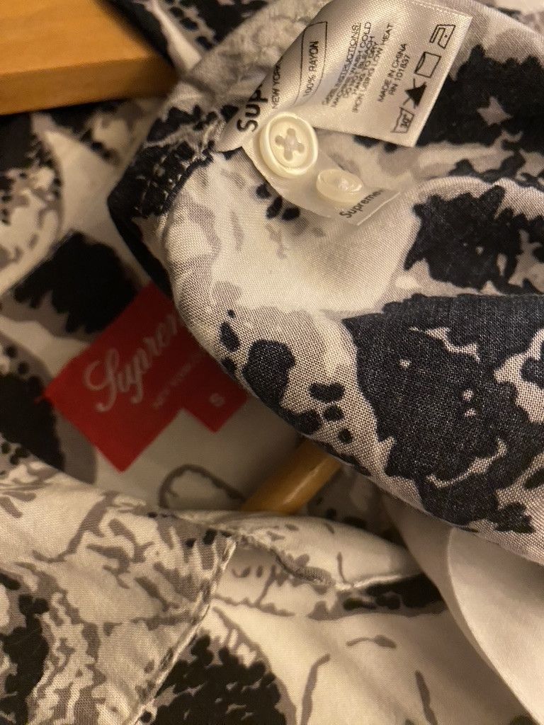 Supreme FW2017 Supreme Monochrome Daisy Floral Pattern Rayon Shirt Size US S / EU 44-46 / 1 - 6 Thumbnail