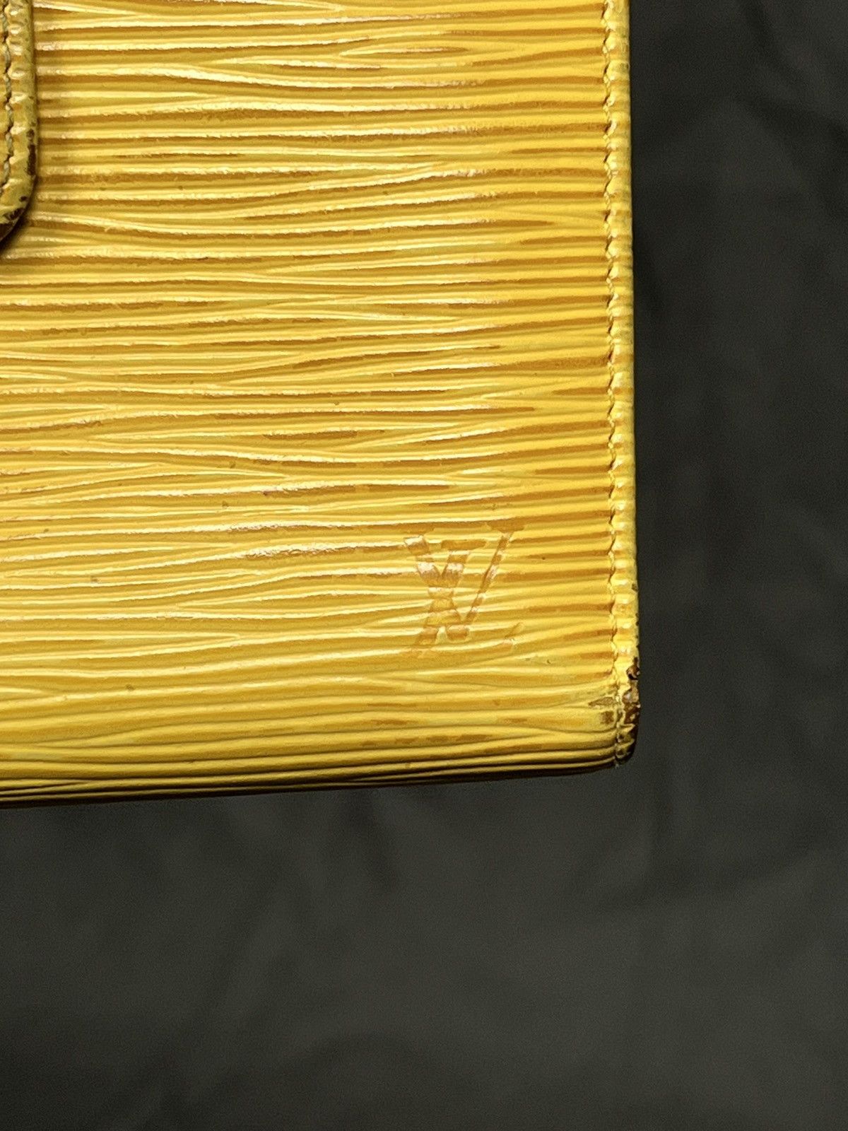 Louis Vuitton Louis Vuitton compact Epi Leather wallet 1997 France Tassil Size ONE SIZE - 5 Thumbnail
