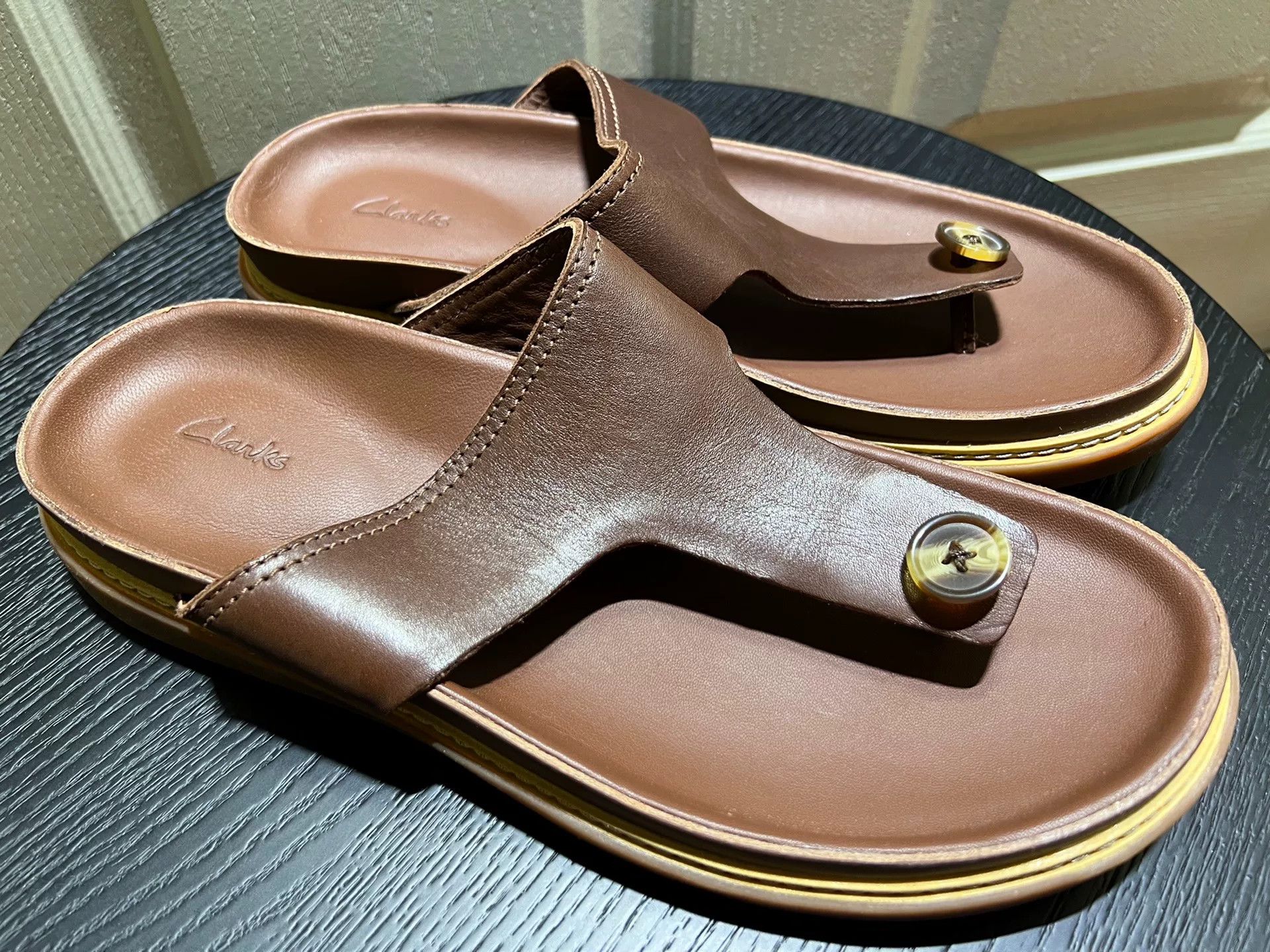 Clarks Clarks Men's T-Strap Genuine Leather Slippers Size US 8.5 / EU 41-42 - 1 Thumbnail