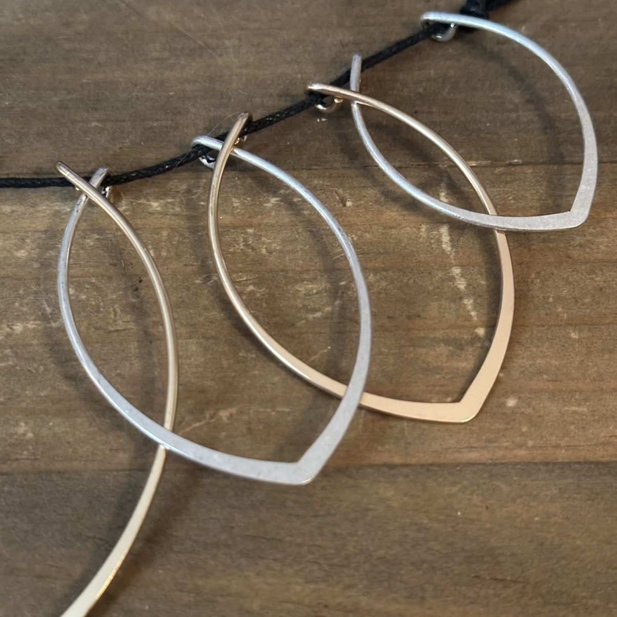 Other Two tone interlocking petal links adjustable cord necklace Size ONE SIZE - 3 Thumbnail