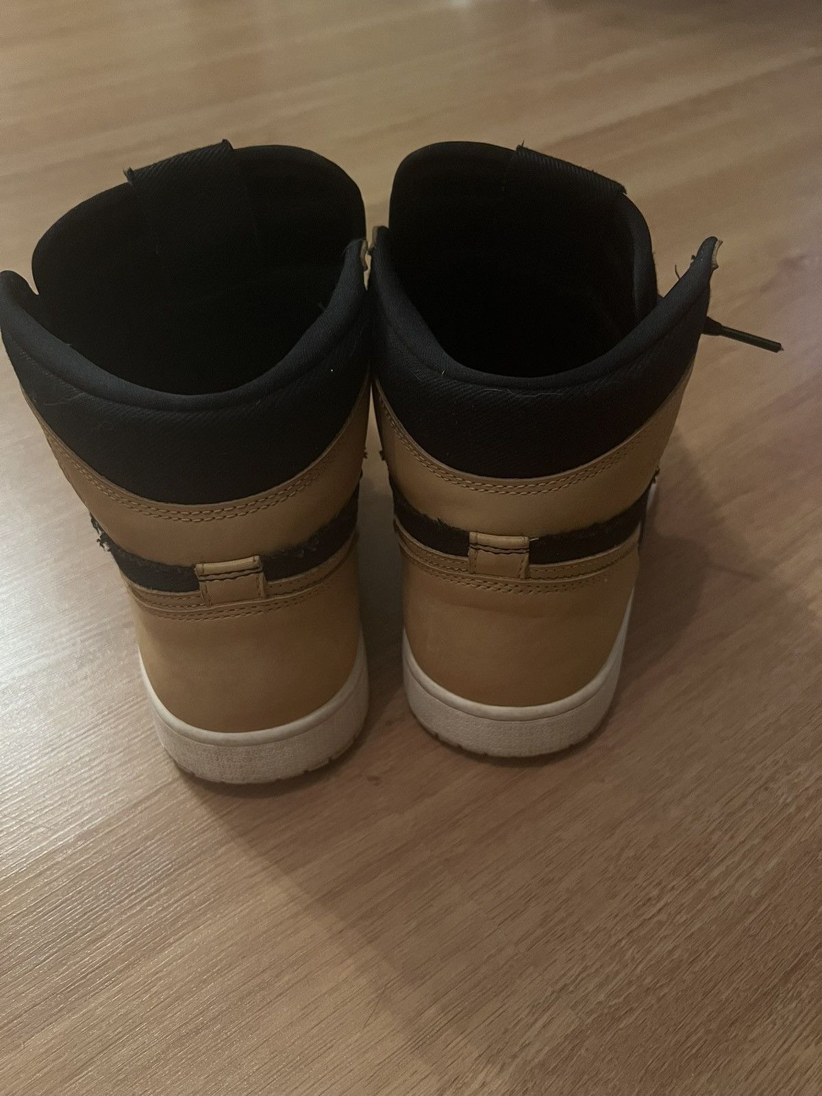 Jordan Brand × Nike Nike Air Jordan 1 High Og ‘Heirloom’ Size US 10.5 / EU 43-44 - 3 Thumbnail