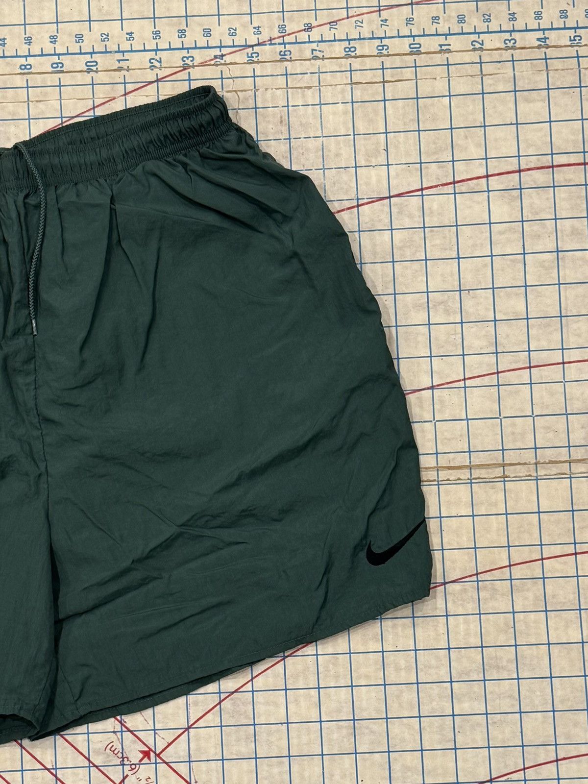 Nike Vintage 90’s Nike White Tag Big Swoosh Shorts Green Size L Size US 34 / EU 50 - 3 Thumbnail