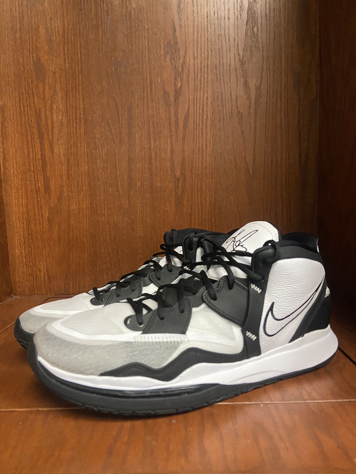 Nike Nike mens Kyrie Infinity basketball shoes Size US 15 / EU 48 - 1 Thumbnail