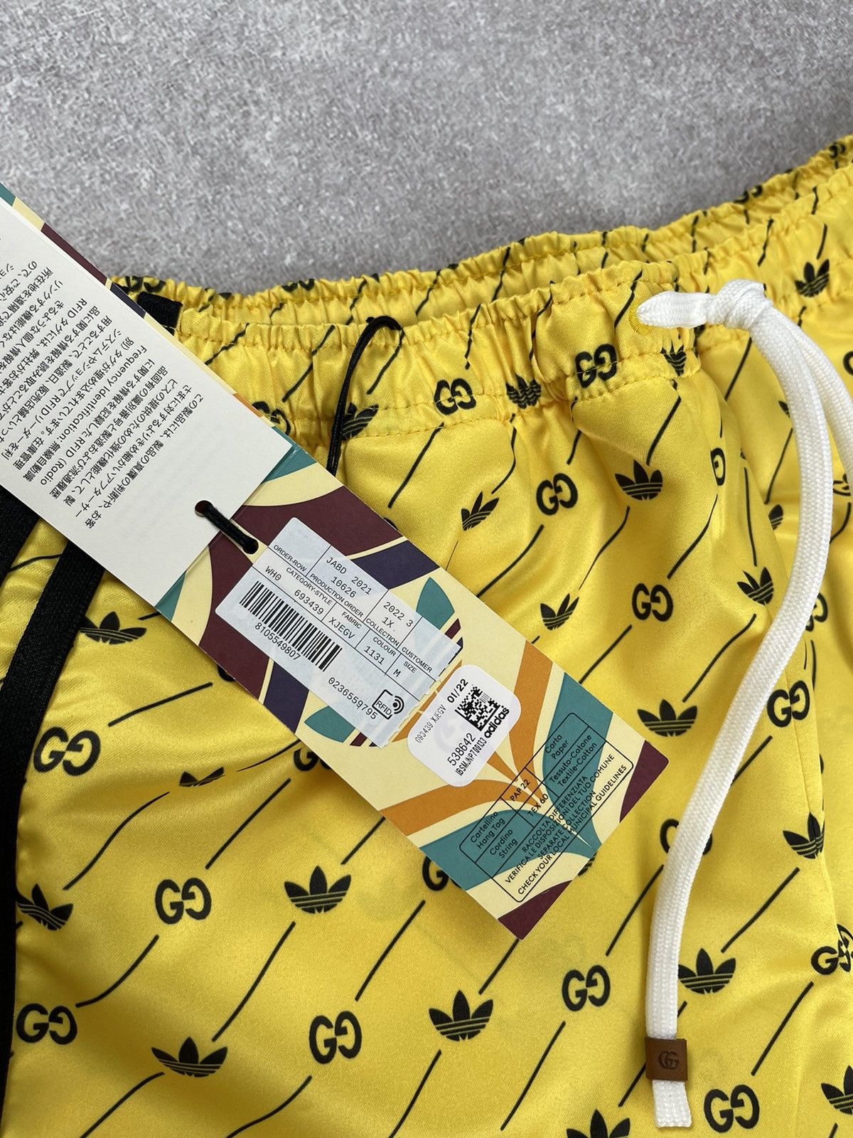 Adidas × Gucci Gucci x Adidas GG Full Logo Yellow/Black Shorts Size M Size 27" / US 4 / IT 40 - 6 Thumbnail
