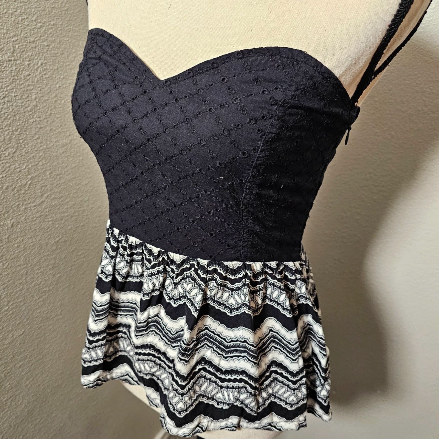 Vintage Kendall + Kylie Women’s Black Sleeveless Top Size Medium Strapless Cami Elastic Tank Regular Shirt Fashion Basic Casual Size M / US 6-8 / IT 42-44 - 2 Thumbnail