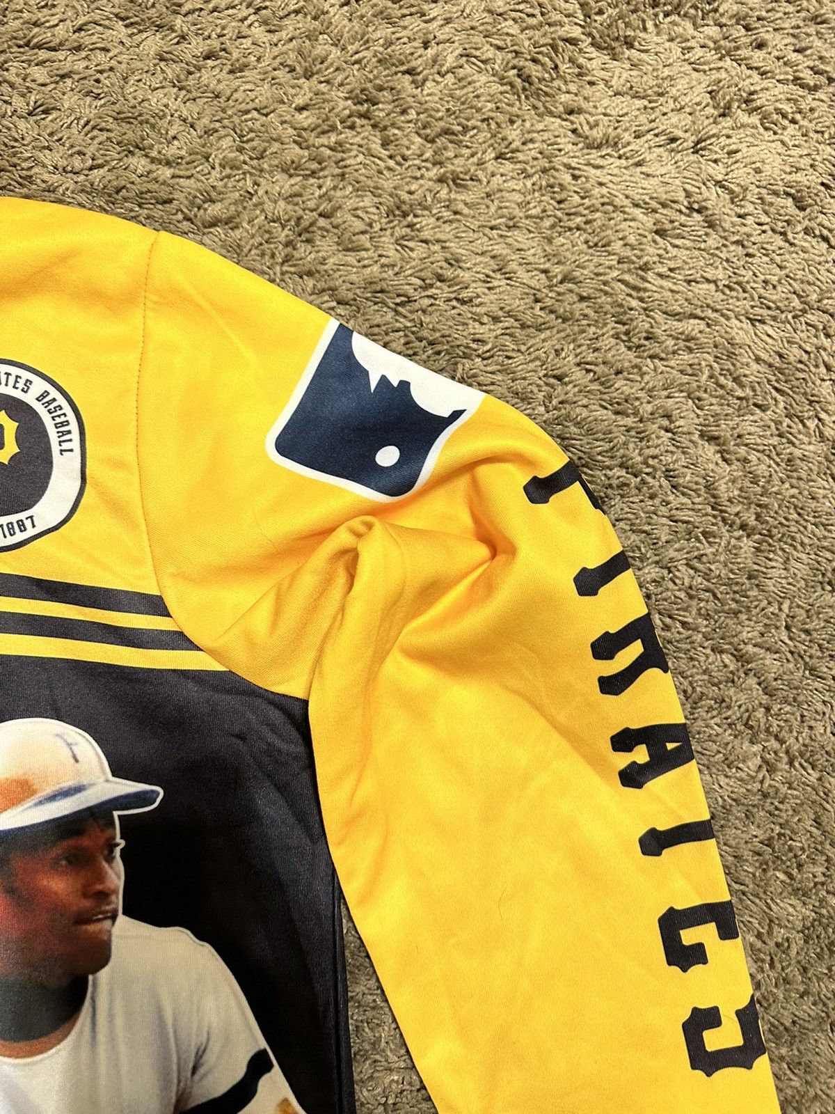 Nike × Vintage Vintage MLB Pirates “Clemente” Hoodie 00s size medium Size US M / EU 48-50 / 2 - 4 Thumbnail