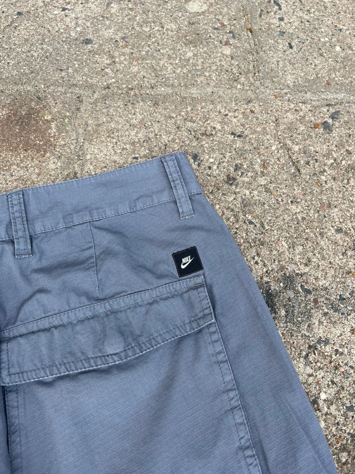 Nike Vintage 00s Nike Grey Cargo Shorts 28W Size US 28 / EU 44 - 3 Thumbnail