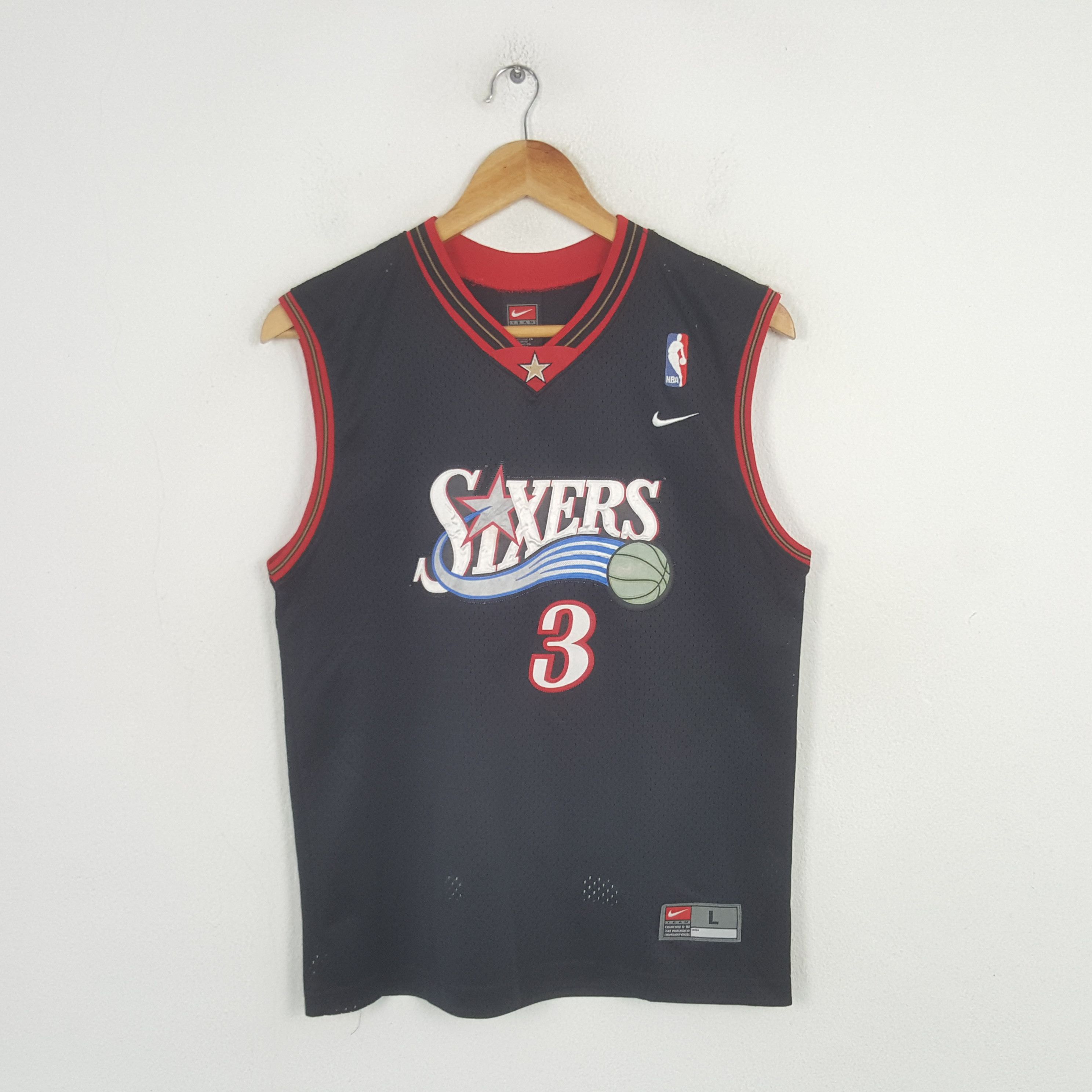 Nike Vintage NIKE Sixers 3 Allen Iverson NBA Tshirt RR17 Size US S / EU 44-46 / 1 - 1 Thumbnail