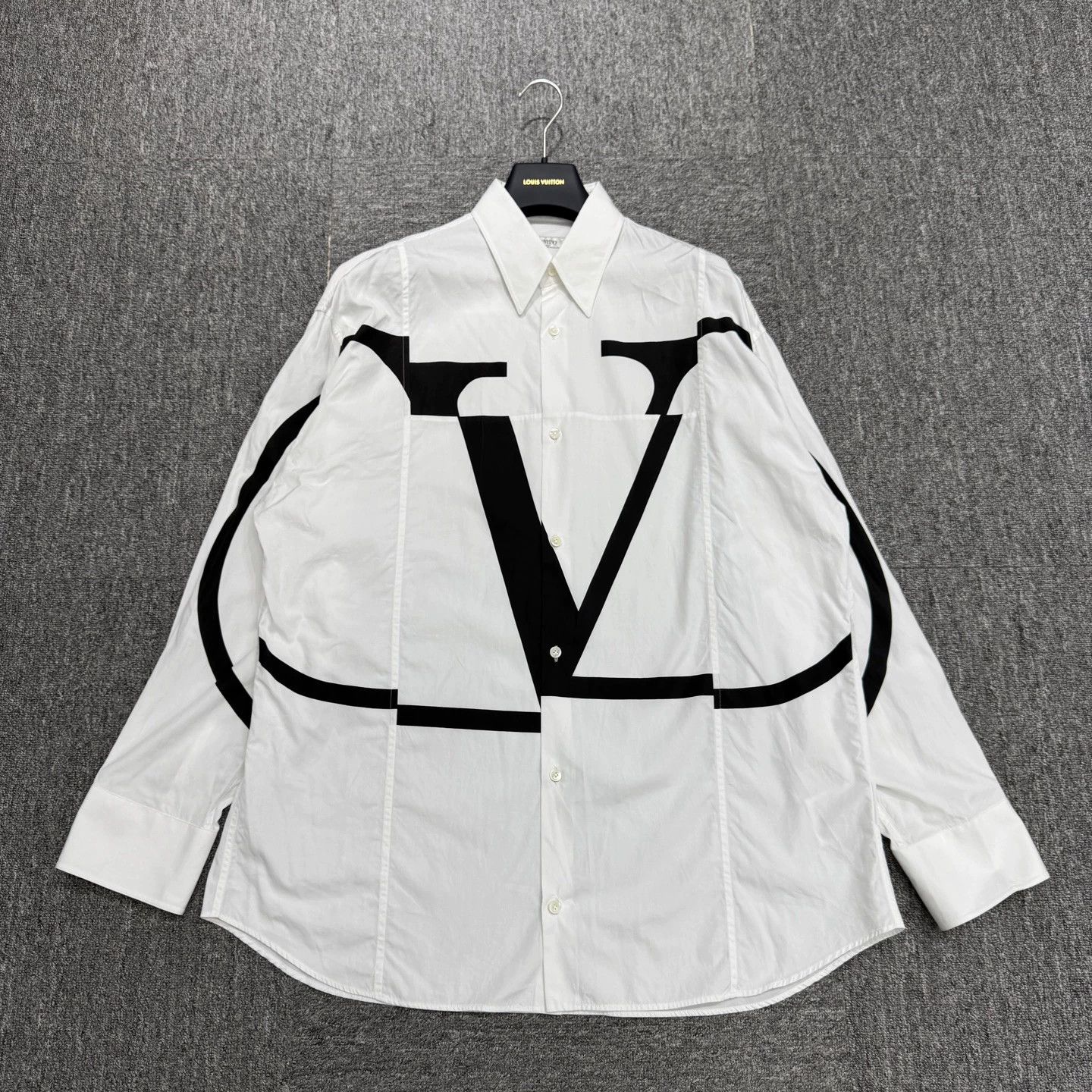 Valentino Valentino V-Print Shirt 38 Size US M / EU 48-50 / 2 - 1 Thumbnail