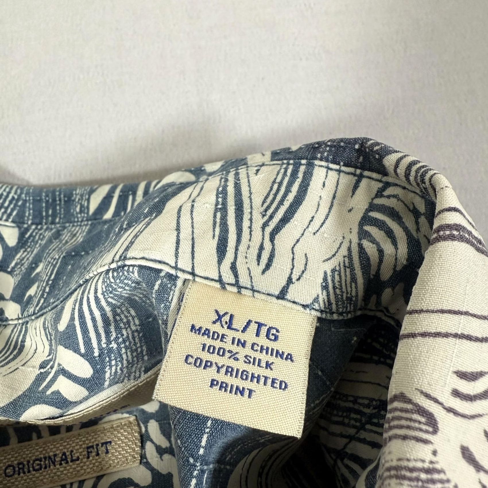Tommy Bahama Tommy Bahama Shirt Mens XL Blue Silk Hawaiian Button Up Ocean Waves Surf Aloha Size US XL / EU 56 / 4 - 7 Thumbnail