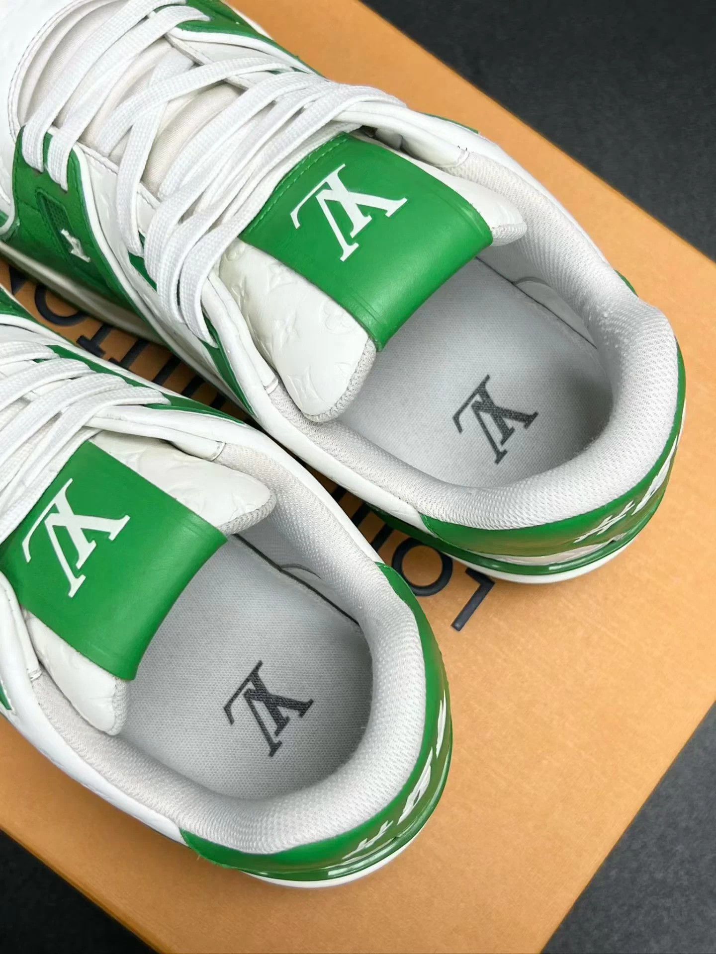 Louis Vuitton LV TRAINER White Green Embossed Print UK8 42 Size US 9 / EU 42 - 4 Thumbnail