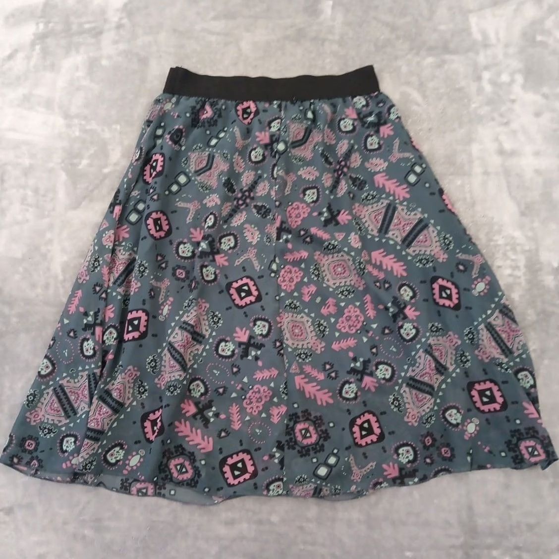 Vintage LuLaRoe Skirt Medium Gray Geometric Midi Pull On Lined Women Knee Length Elastic Waist Casual Pattern Geometric Size 32" / US 10 / IT 46 - 2 Thumbnail