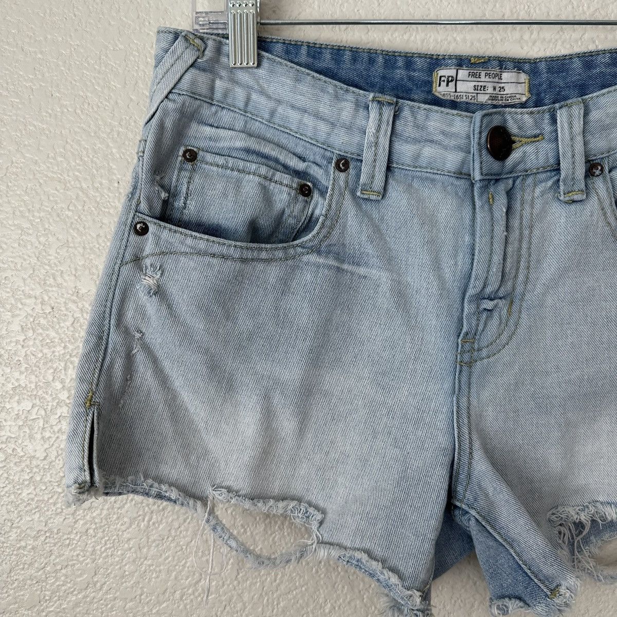 Free People Free People Boho Distressed Zip-Fly Denim Jean Shorts Size 25" / US 0 / IT 36 - 2 Thumbnail