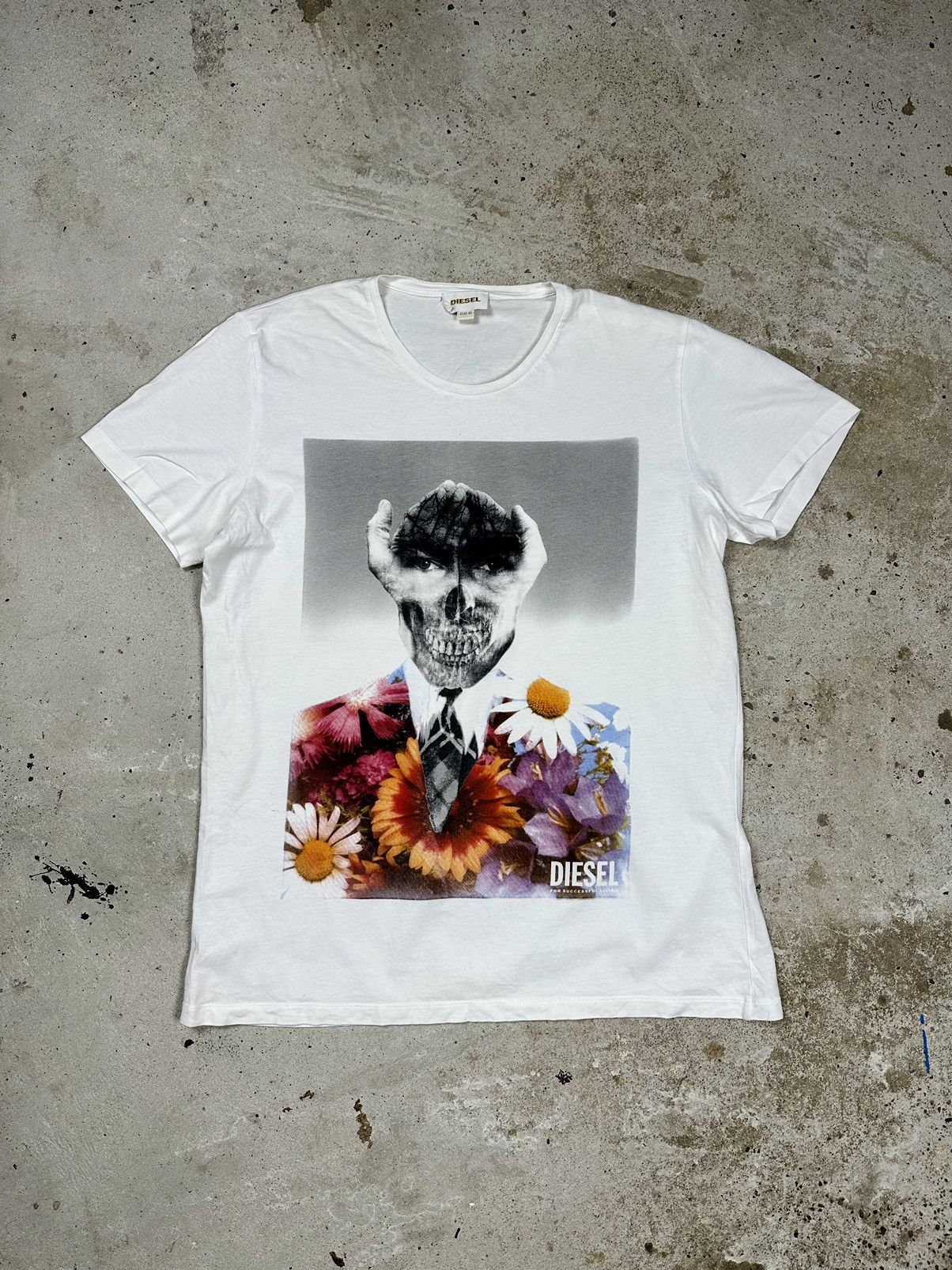 Diesel Vintage Diesel Hand Skull White Tee T Shirt Size US L / EU 52-54 / 3 - 1 Thumbnail