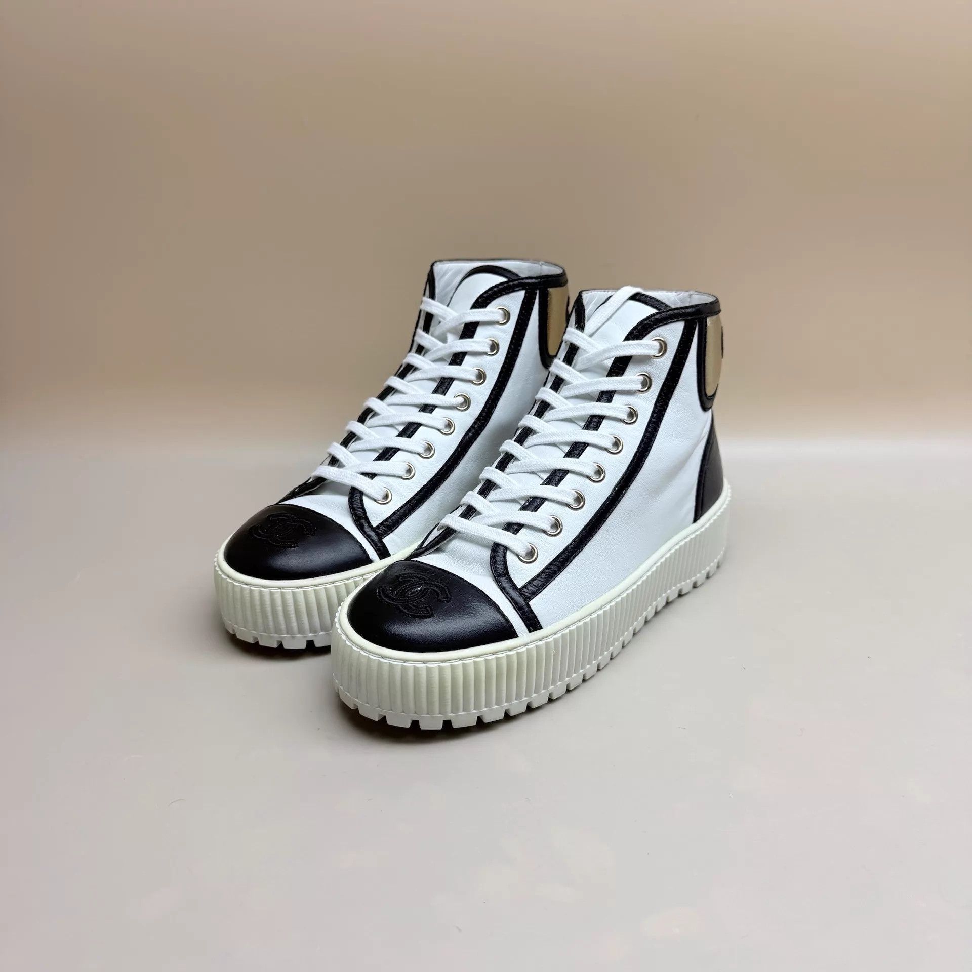 Chanel CHANEL Women's CC Logo White Gold Sneakers EUR36 99New Size US 5.5 / IT 35.5 - 1 Thumbnail