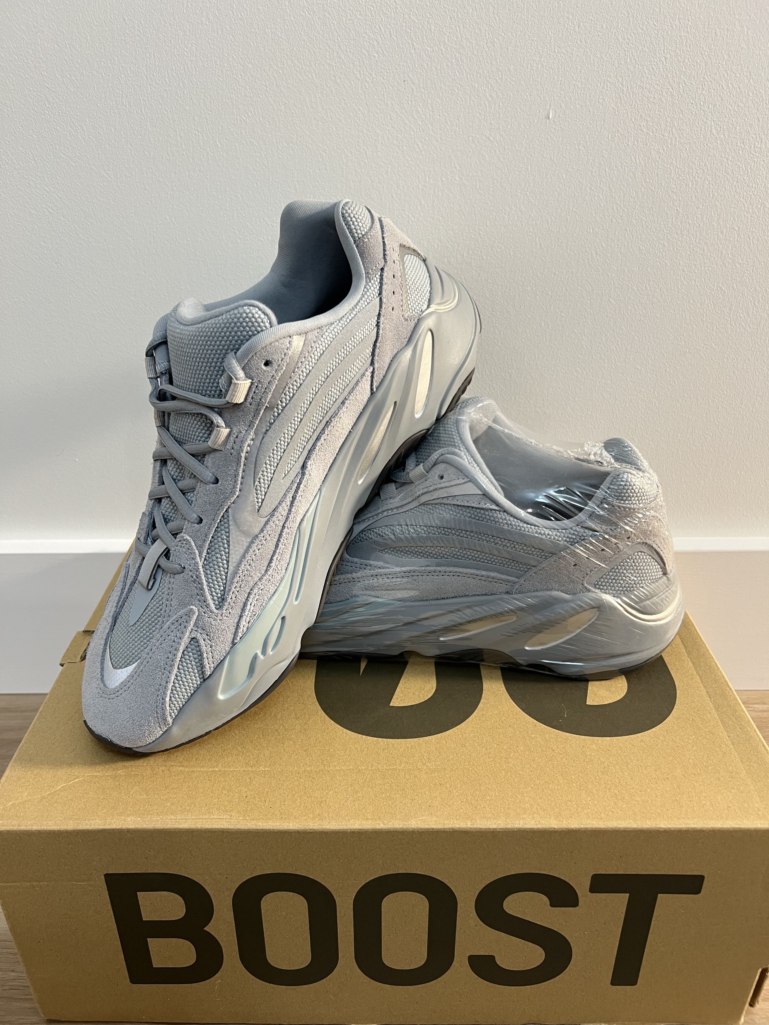 Adidas YEEZY 700 HOSPITAL BLUE Size US 10.5 / EU 43-44 - 2 Thumbnail