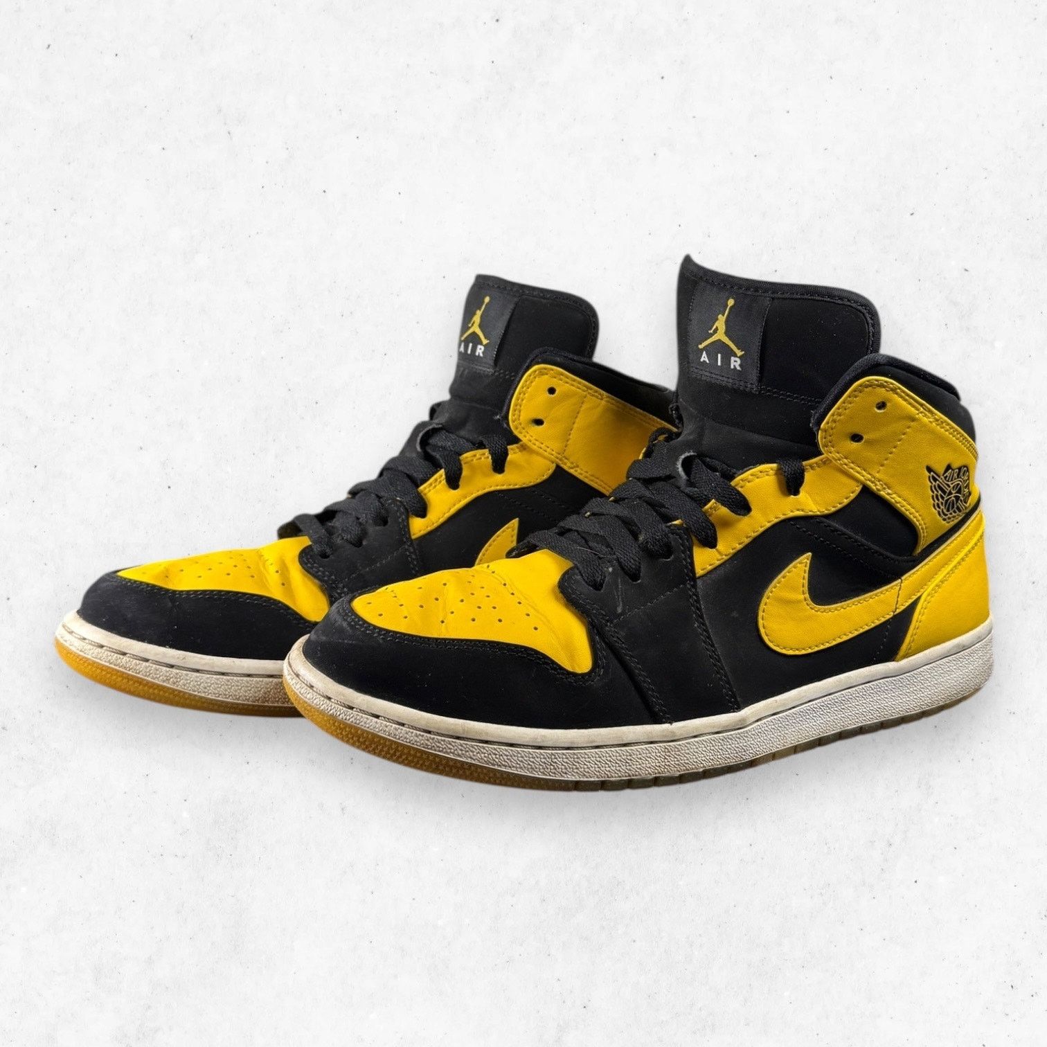 Jordan Brand Air Jordan 1 Retro Mid New Love OG 2017 554724-035 Mens 11 Size US 11 / EU 44 - 3 Thumbnail